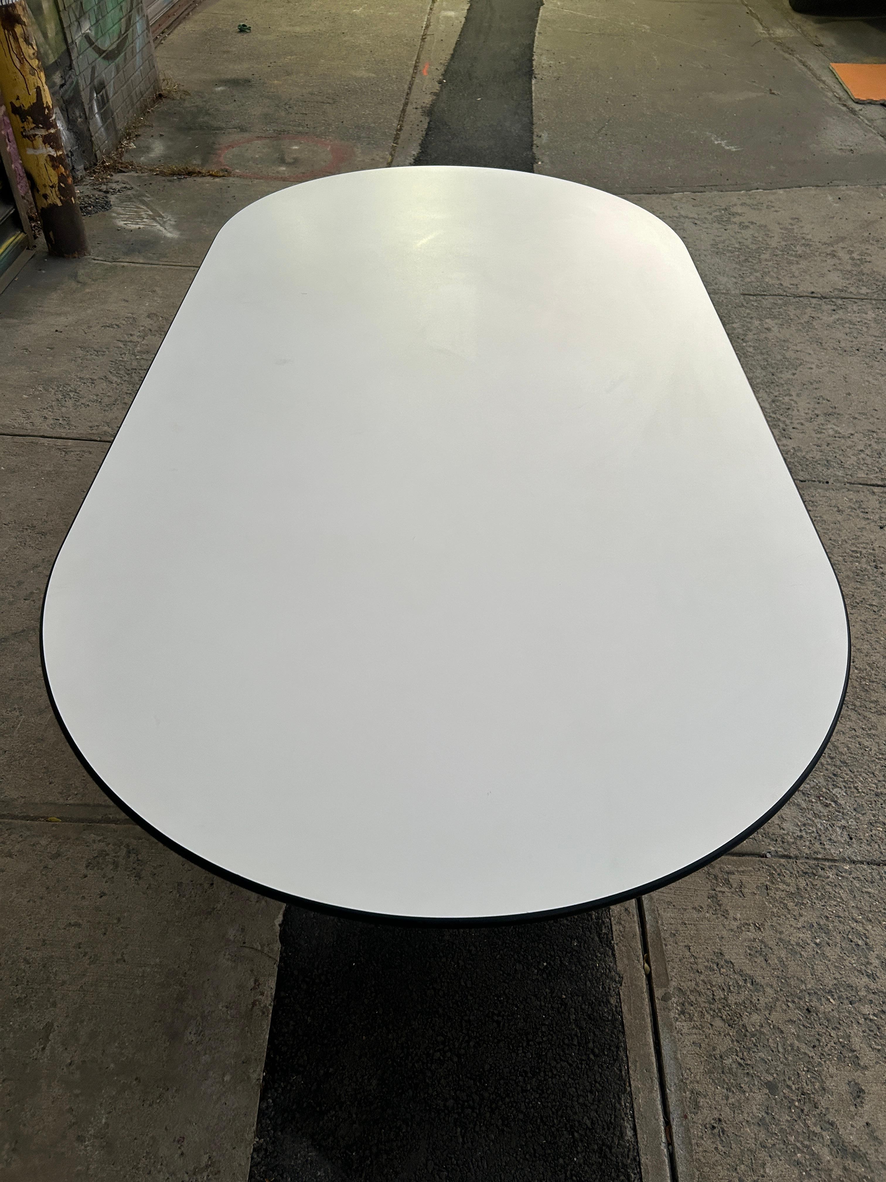 Postmoderner Knoll-Esstisch aus weißem Laminat für Rennbahnen von Joe d'urso  (Stahl) im Angebot