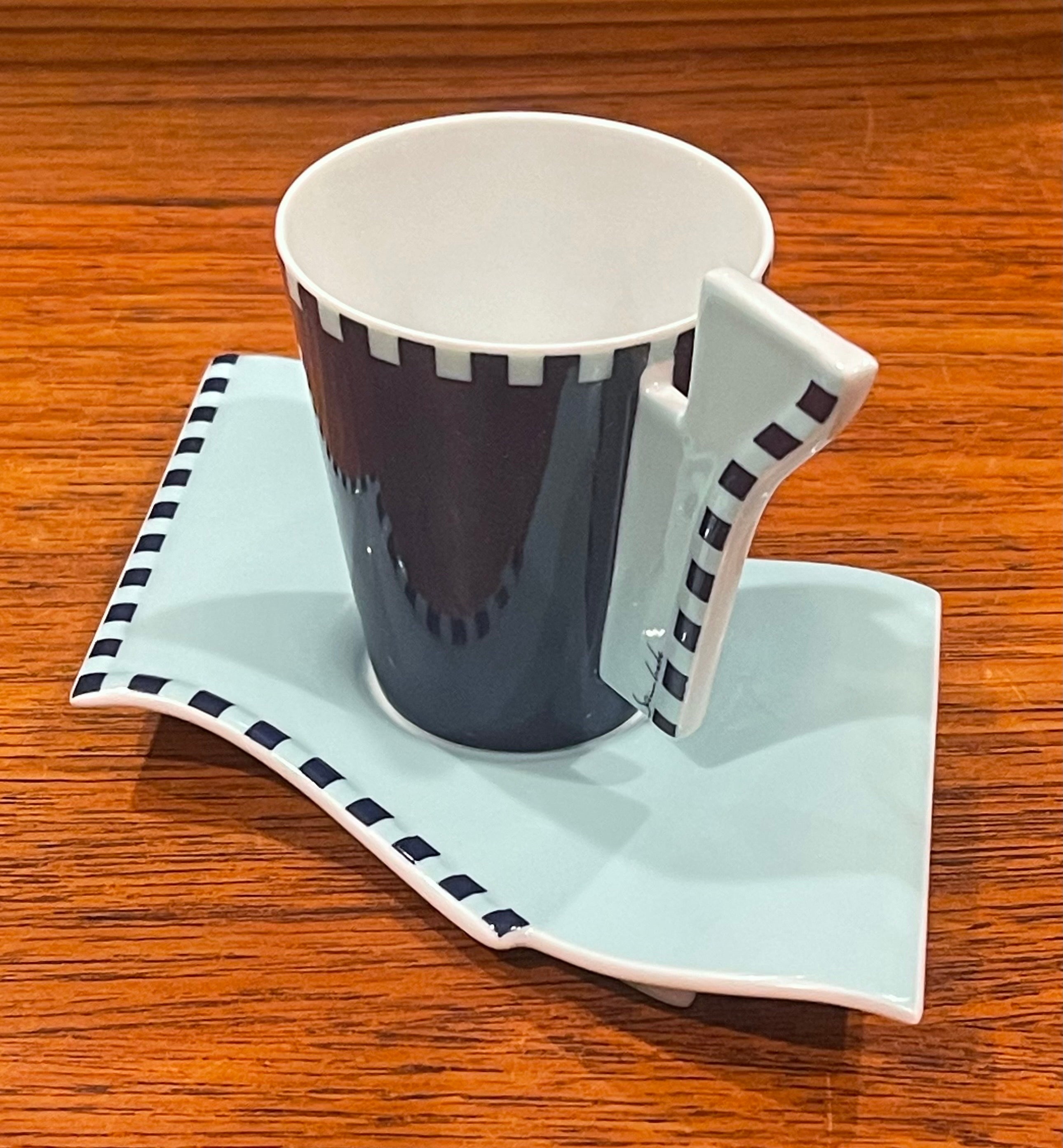 Ensemble post-moderne de tasses et soucoupes 