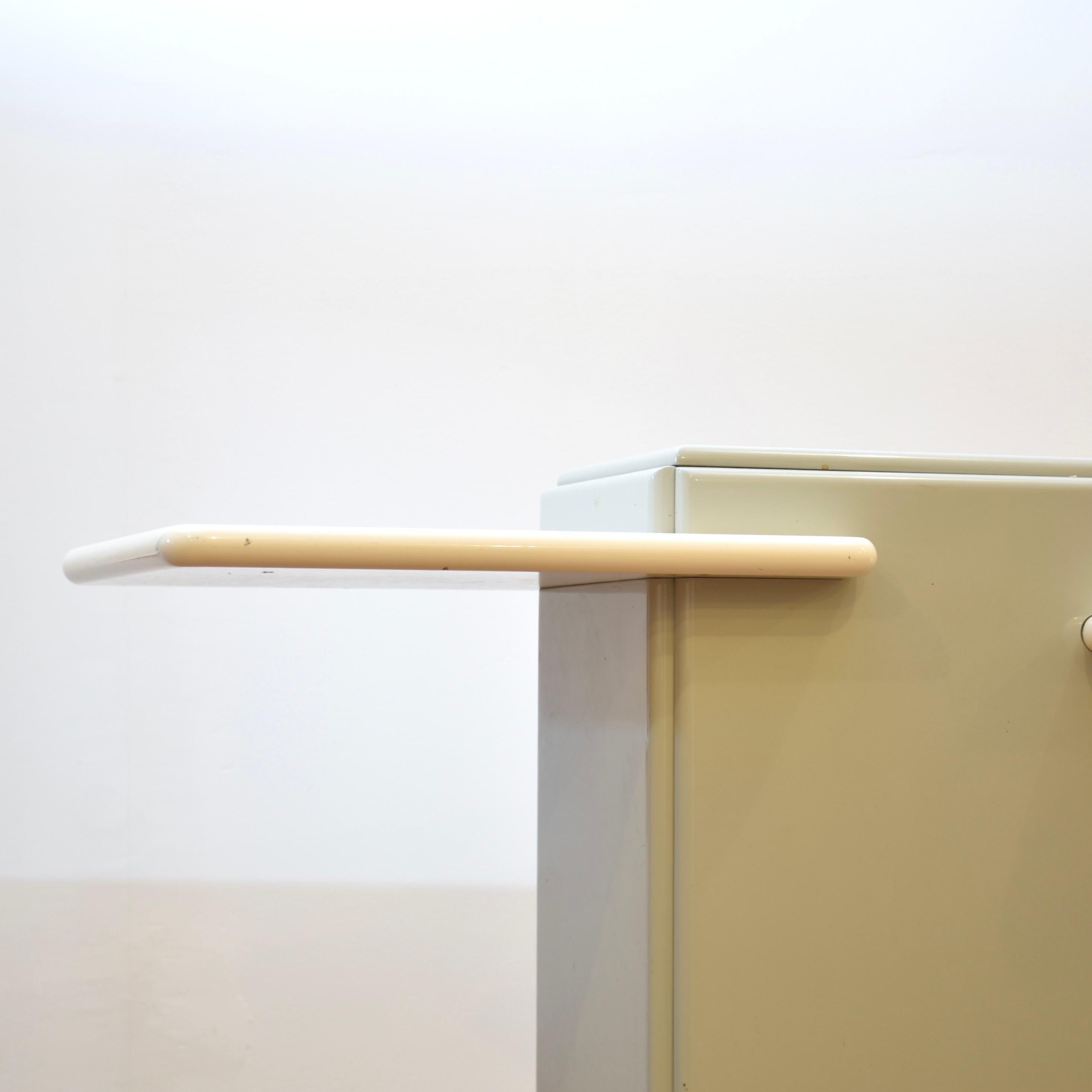 Postmoderne Table console laquée post-moderne en vente