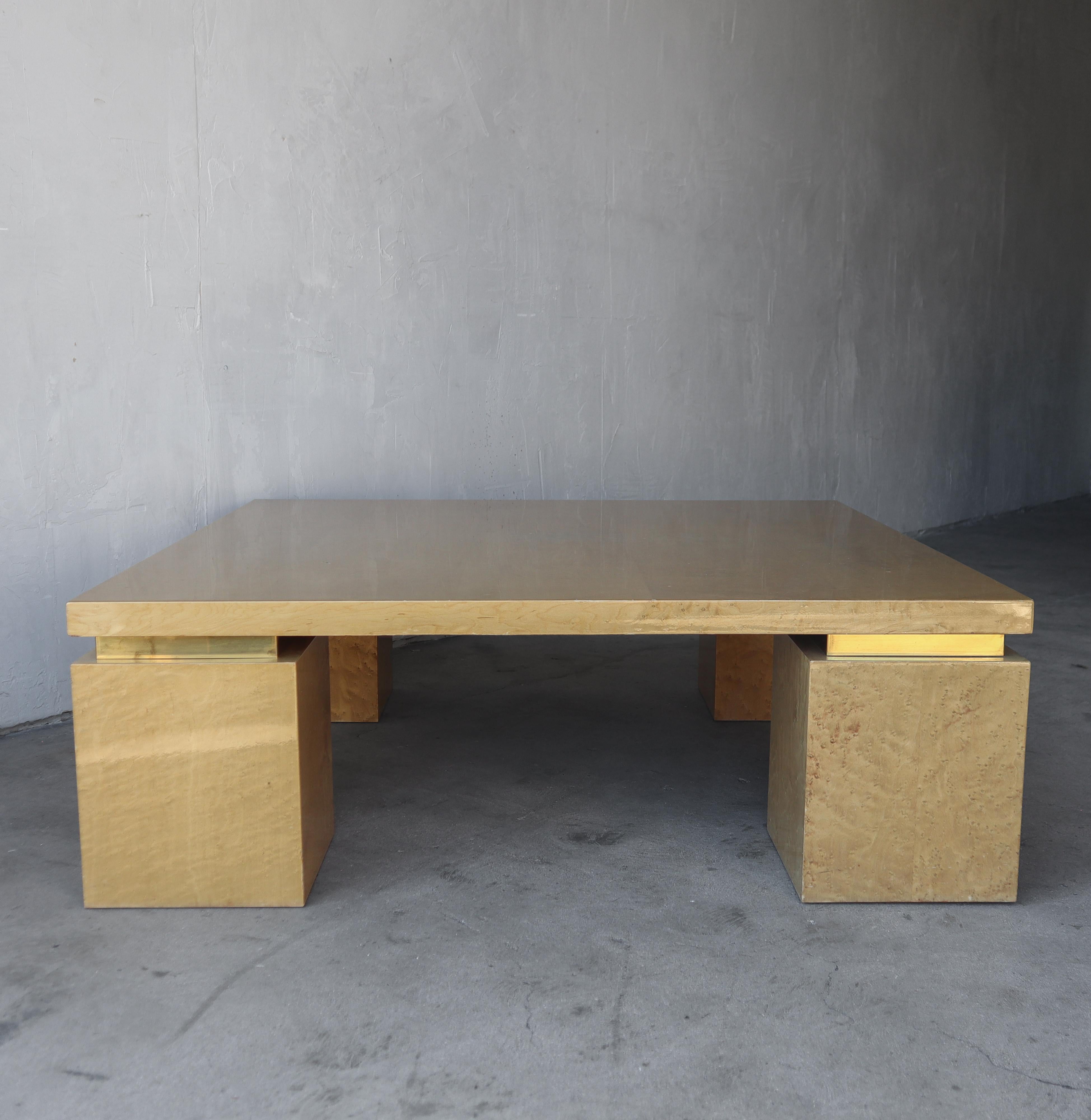 J'adore cette table basse post-moderne à profil bas en ronce d'érable laqué et laiton.   Une belle pièce qui se marie bien avec plusieurs styles de design.

La table est en très bon état.  Le laiton présente une belle patine.  Il y a quelques