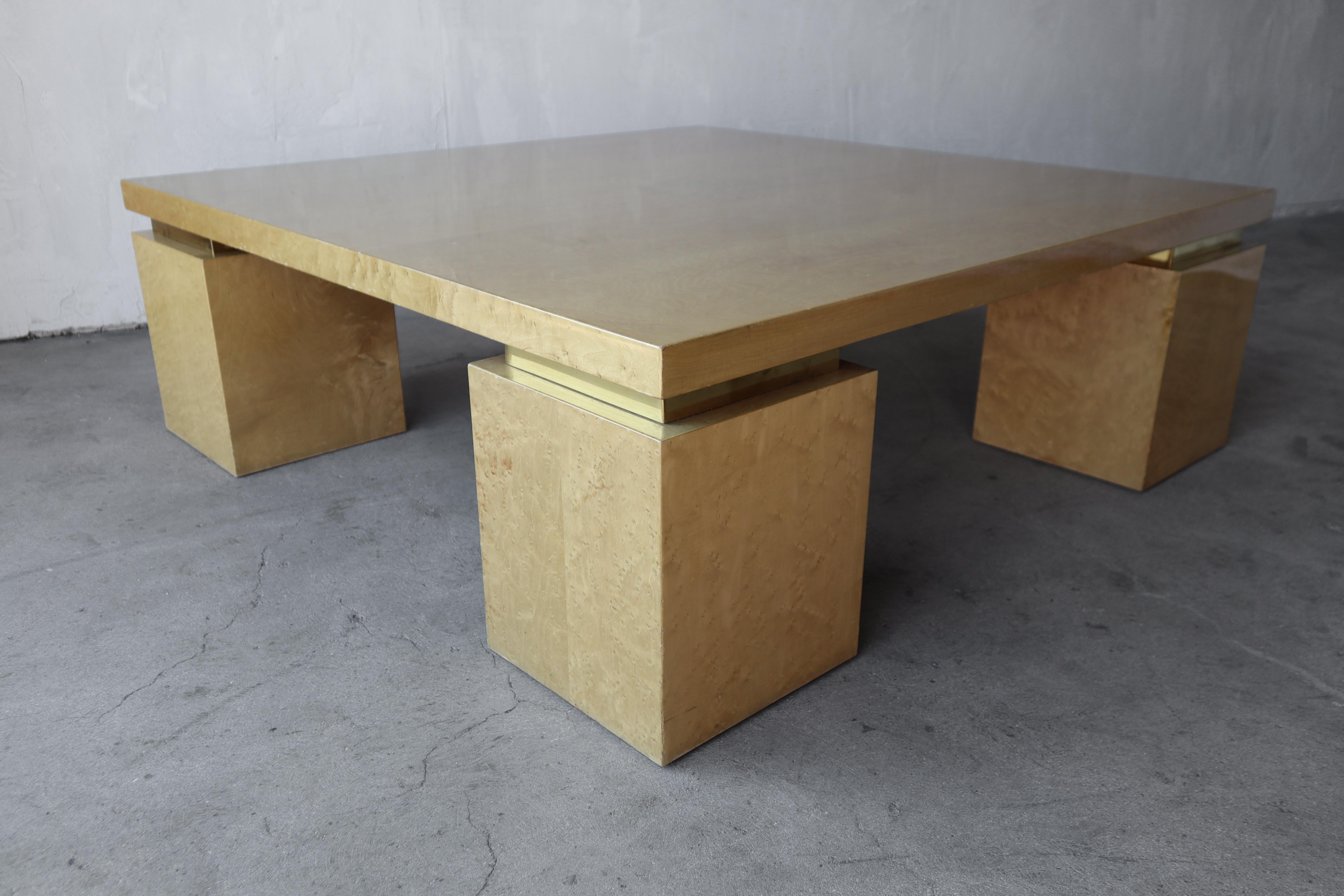 Postmoderne Table basse carrée en érable laqué, loupe et laiton The Moderns en vente