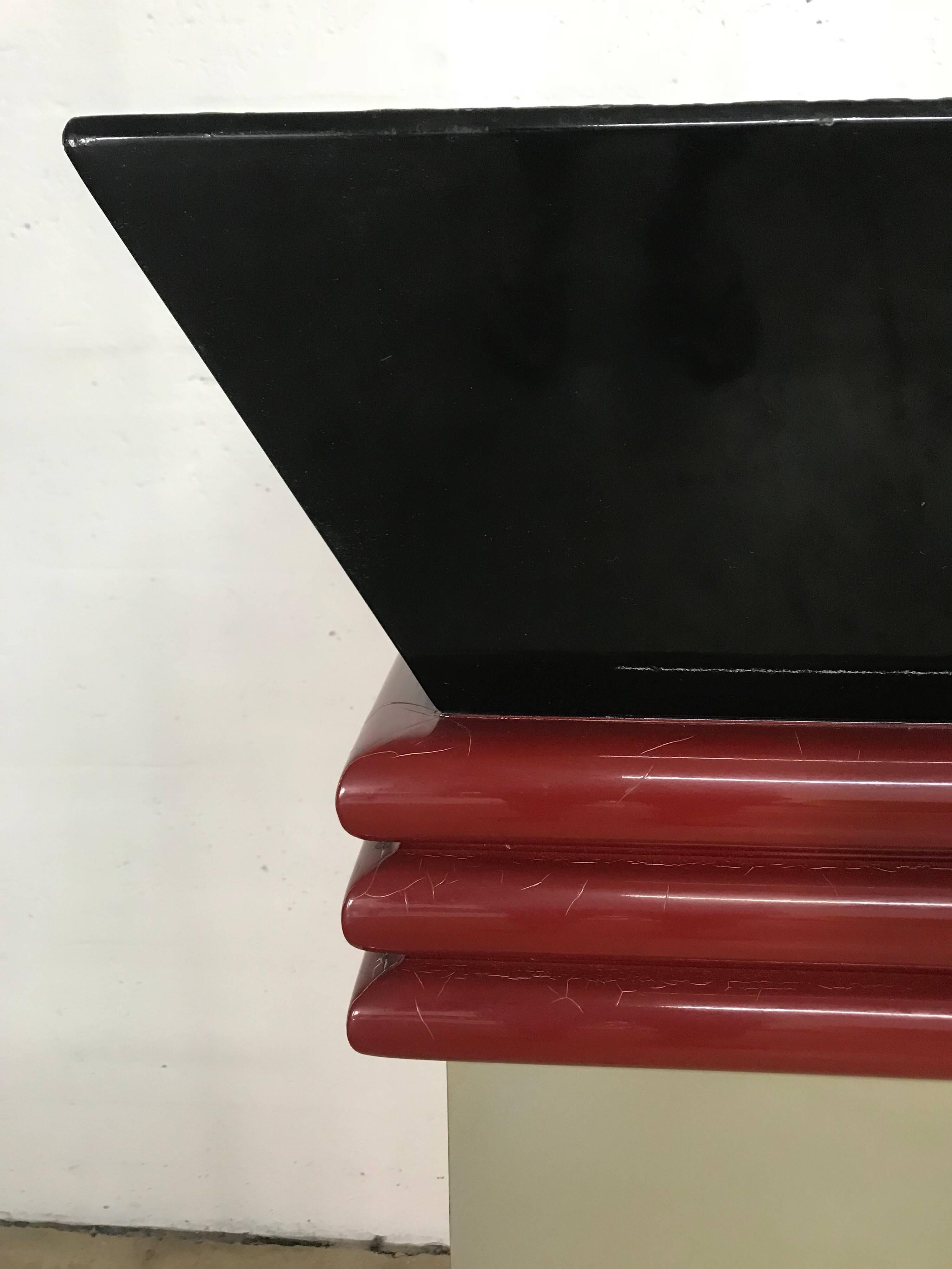 Post-Modern Post Modern Lacquered Pedestal in Style of Ettore Sottsass, USA, circa 1980s