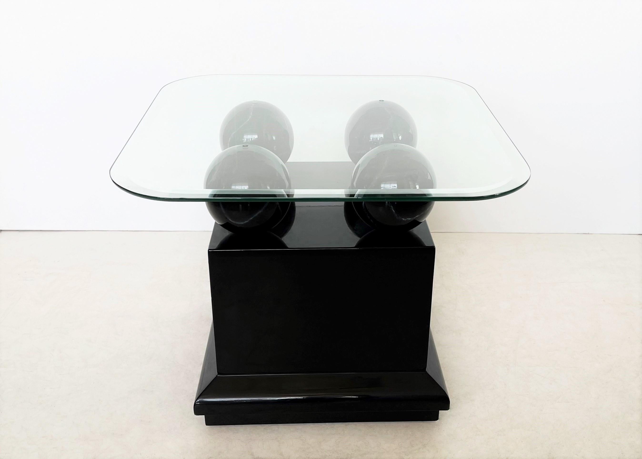 Postmoderne Tables d'appoint/d'extrémité laquées postmodernes avec sphères en faux marbre noir en vente