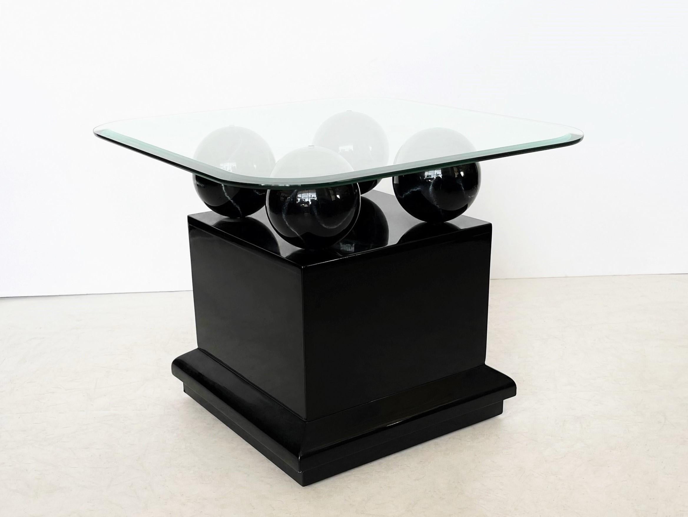 Fin du 20e siècle Tables d'appoint/d'extrémité laquées postmodernes avec sphères en faux marbre noir en vente