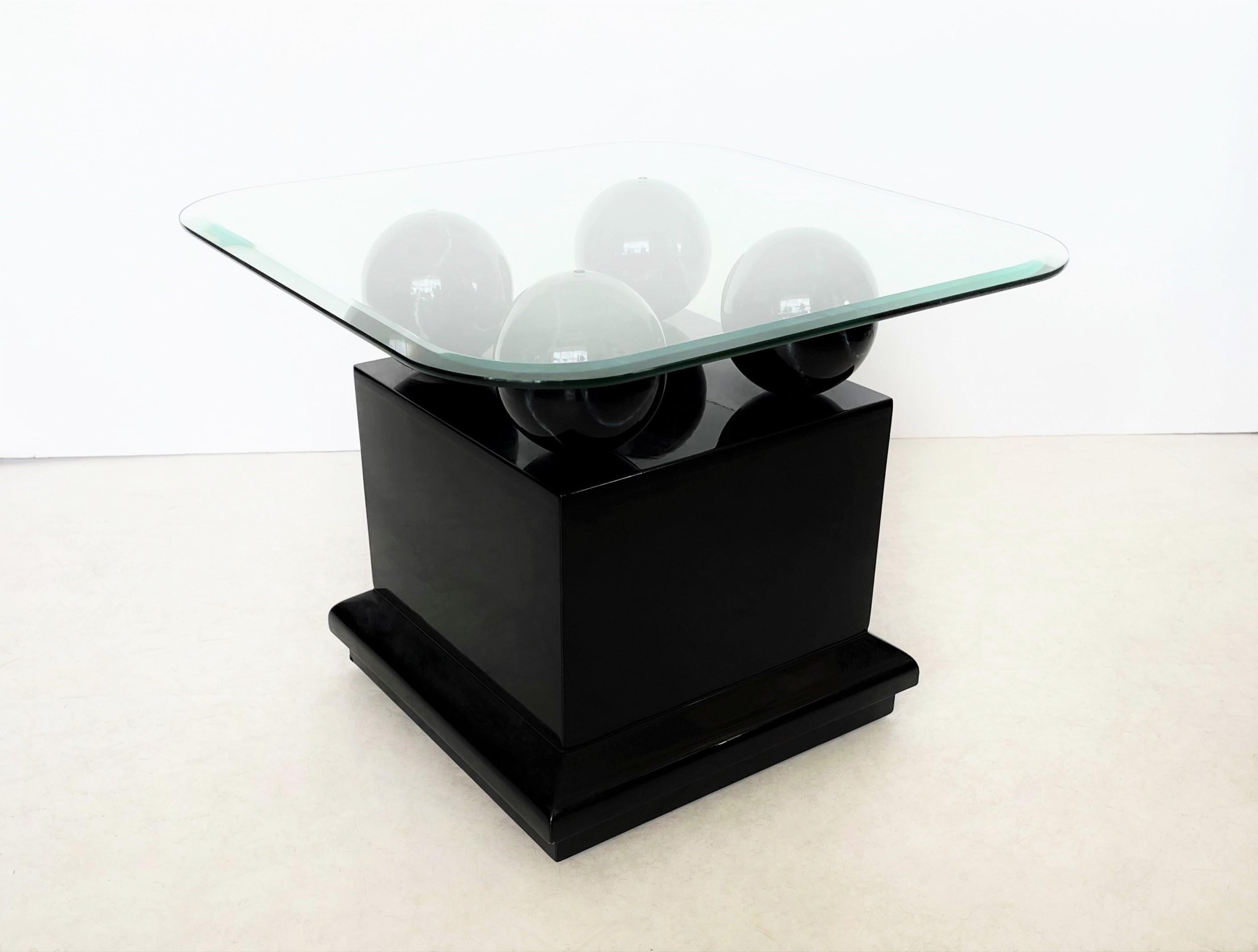 Verre Tables d'appoint/d'extrémité laquées postmodernes avec sphères en faux marbre noir en vente