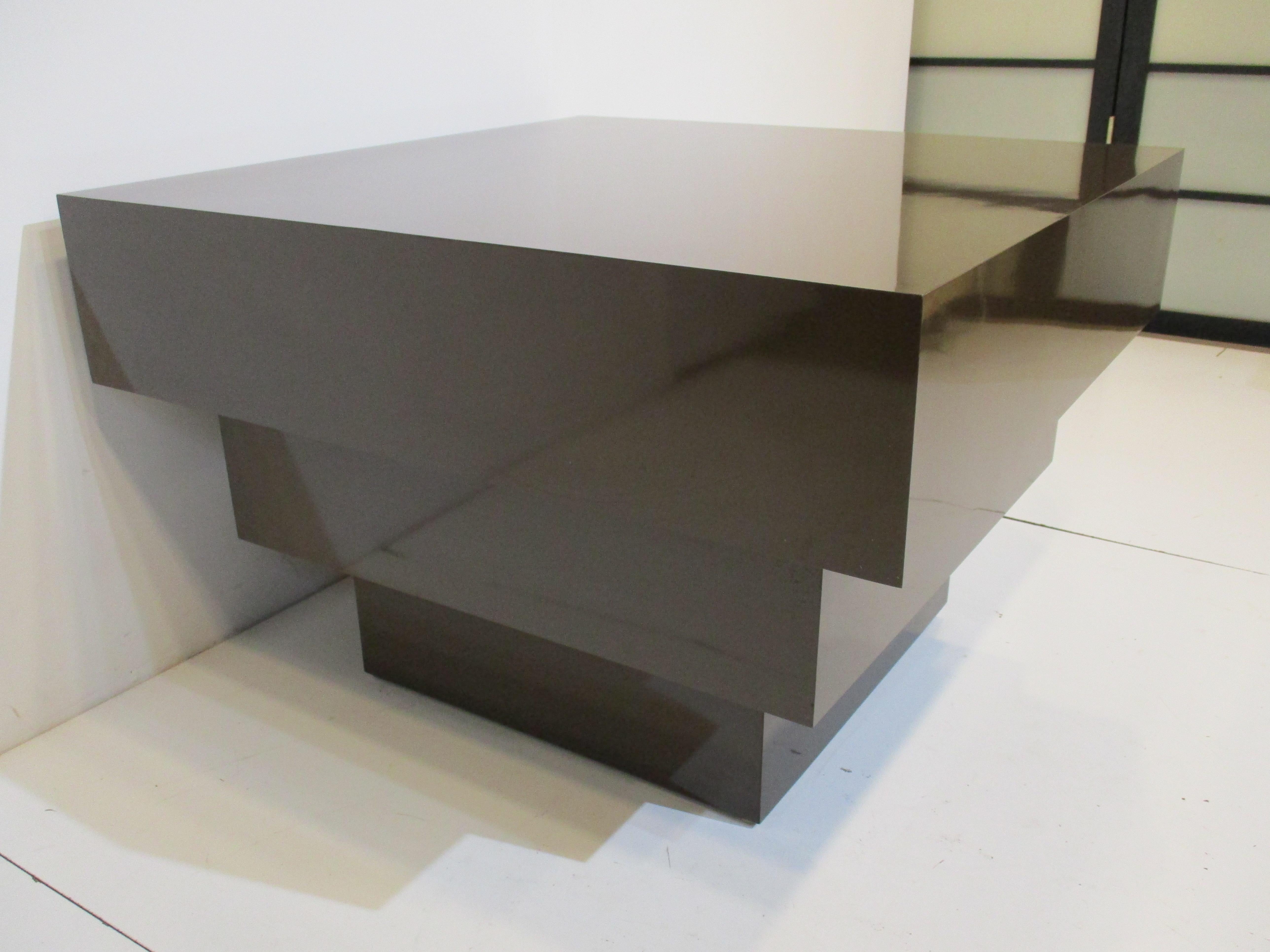 Laminato Tavolino angolare postmoderno in laminato nello stile di Willy Rizzo