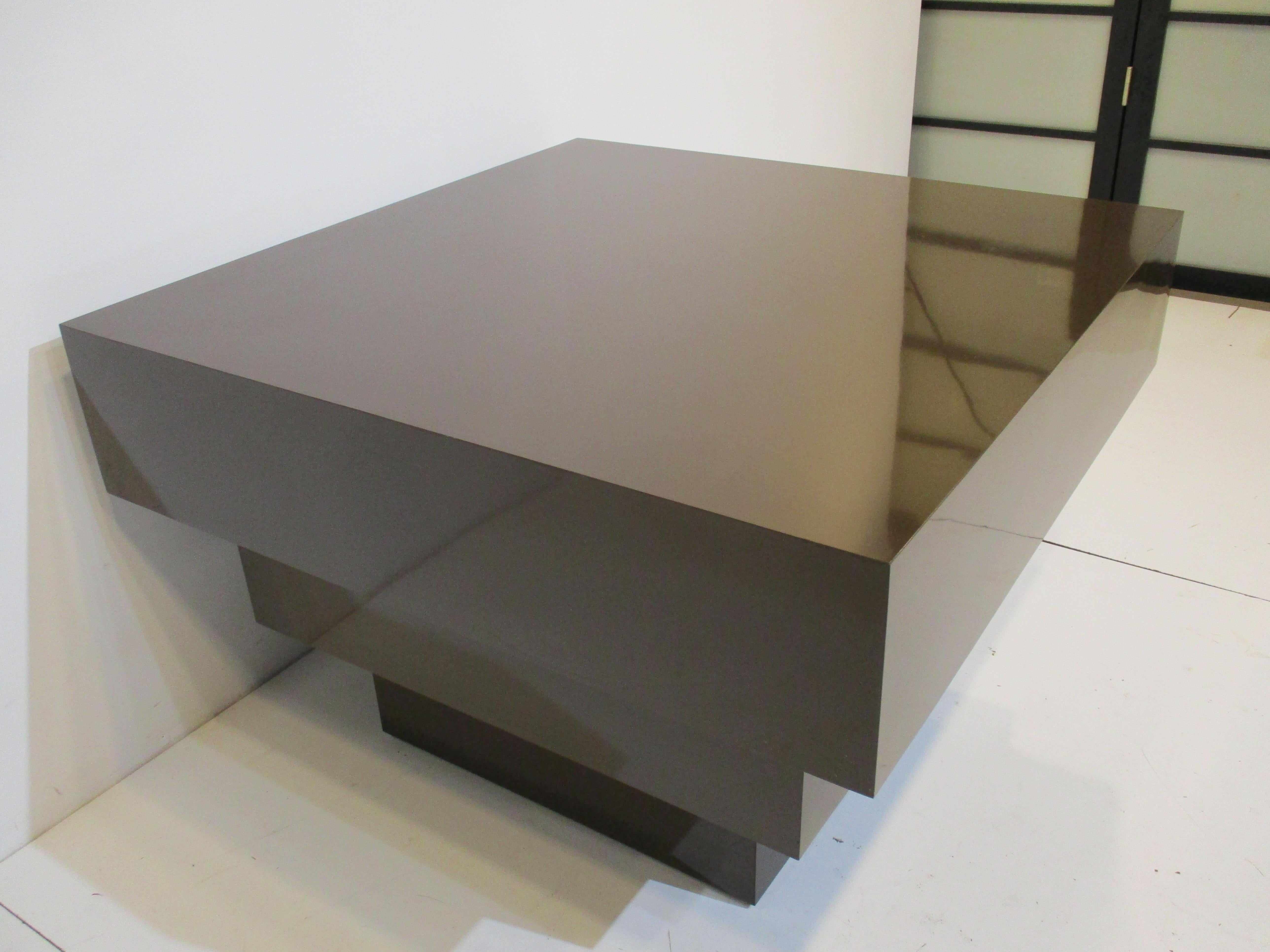 Tavolino angolare postmoderno in laminato nello stile di Willy Rizzo 1