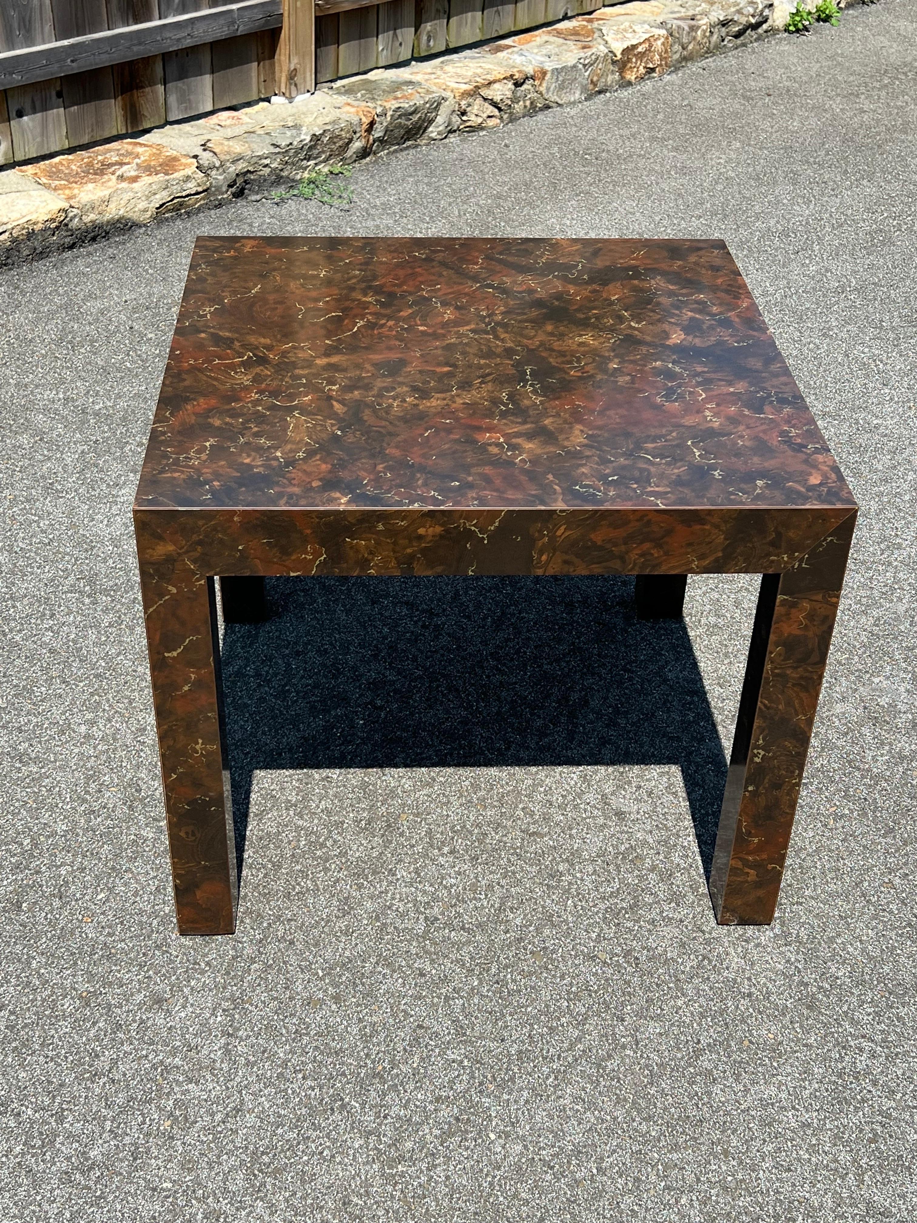 Post Modern Laminate Tortoiseshell End Table  In Good Condition For Sale In Redding, CT