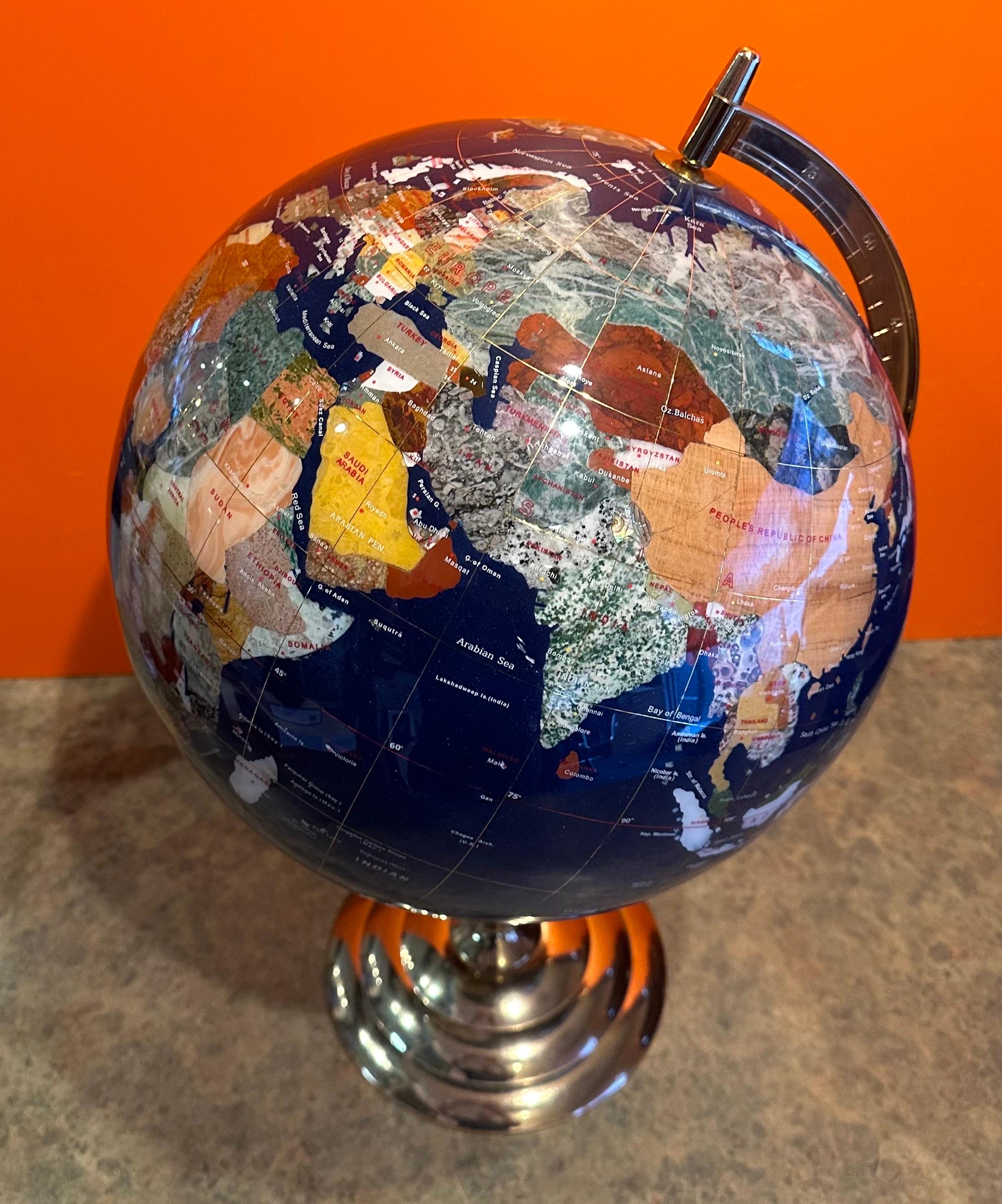 Globe terrestre tournant en lapis et pierres précieuses sur Stand en laiton The Moderns 1
