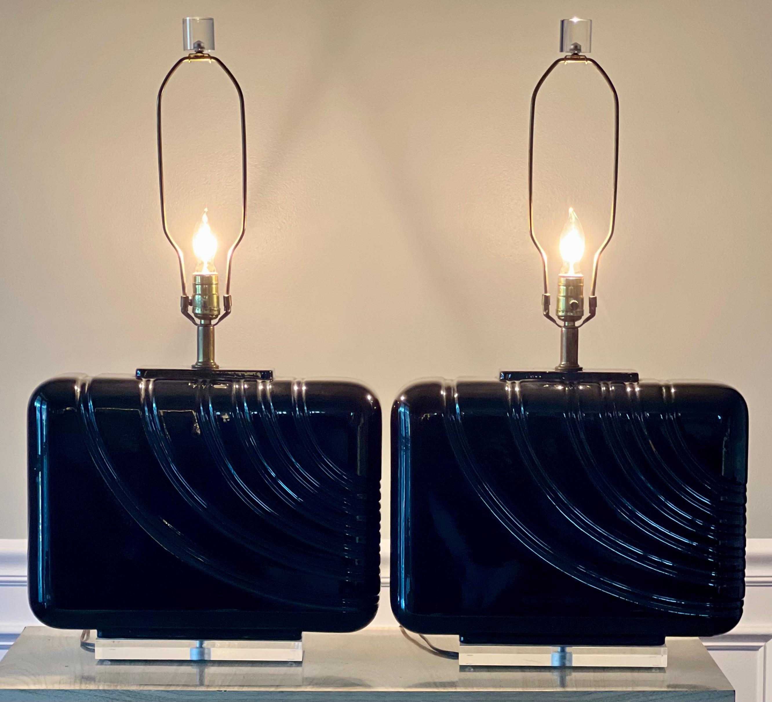 Große postmoderne Tischlampen aus schwarzer Keramik und Lucite, Paar im Angebot 4