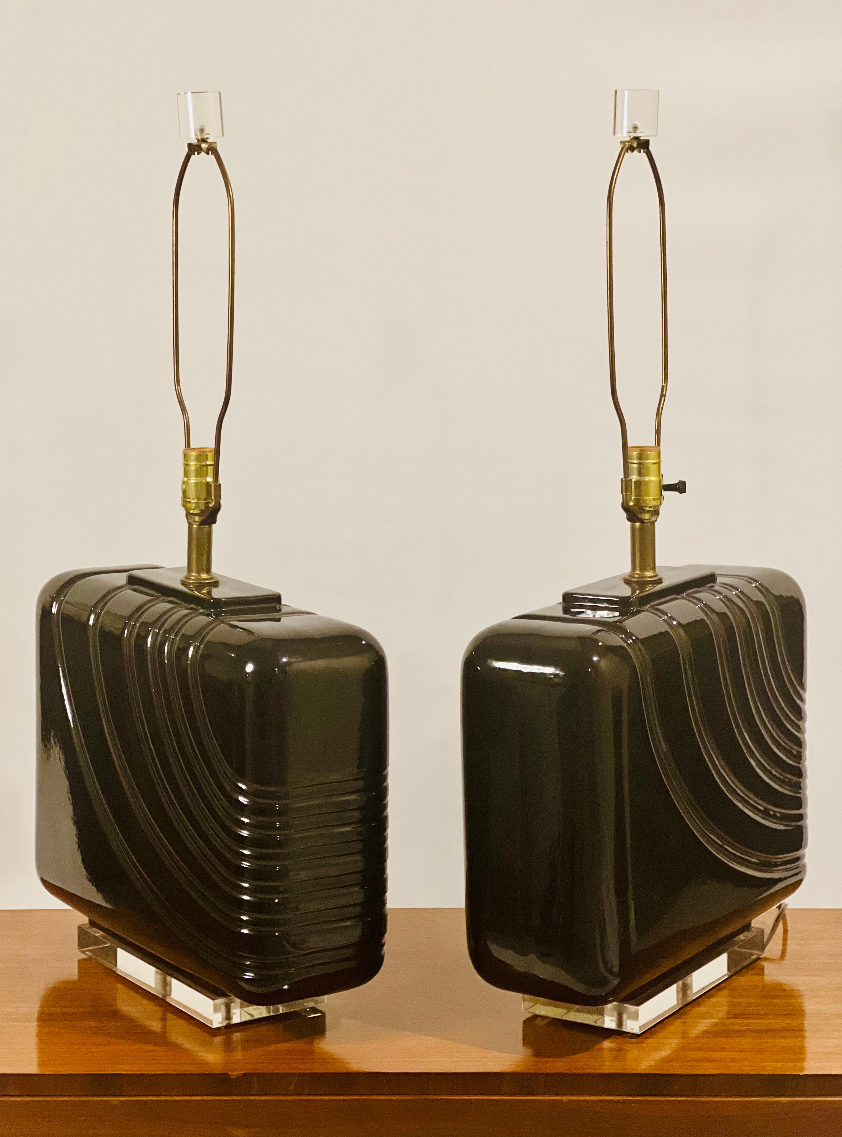 Große postmoderne Tischlampen aus schwarzer Keramik und Lucite, Paar im Angebot 7