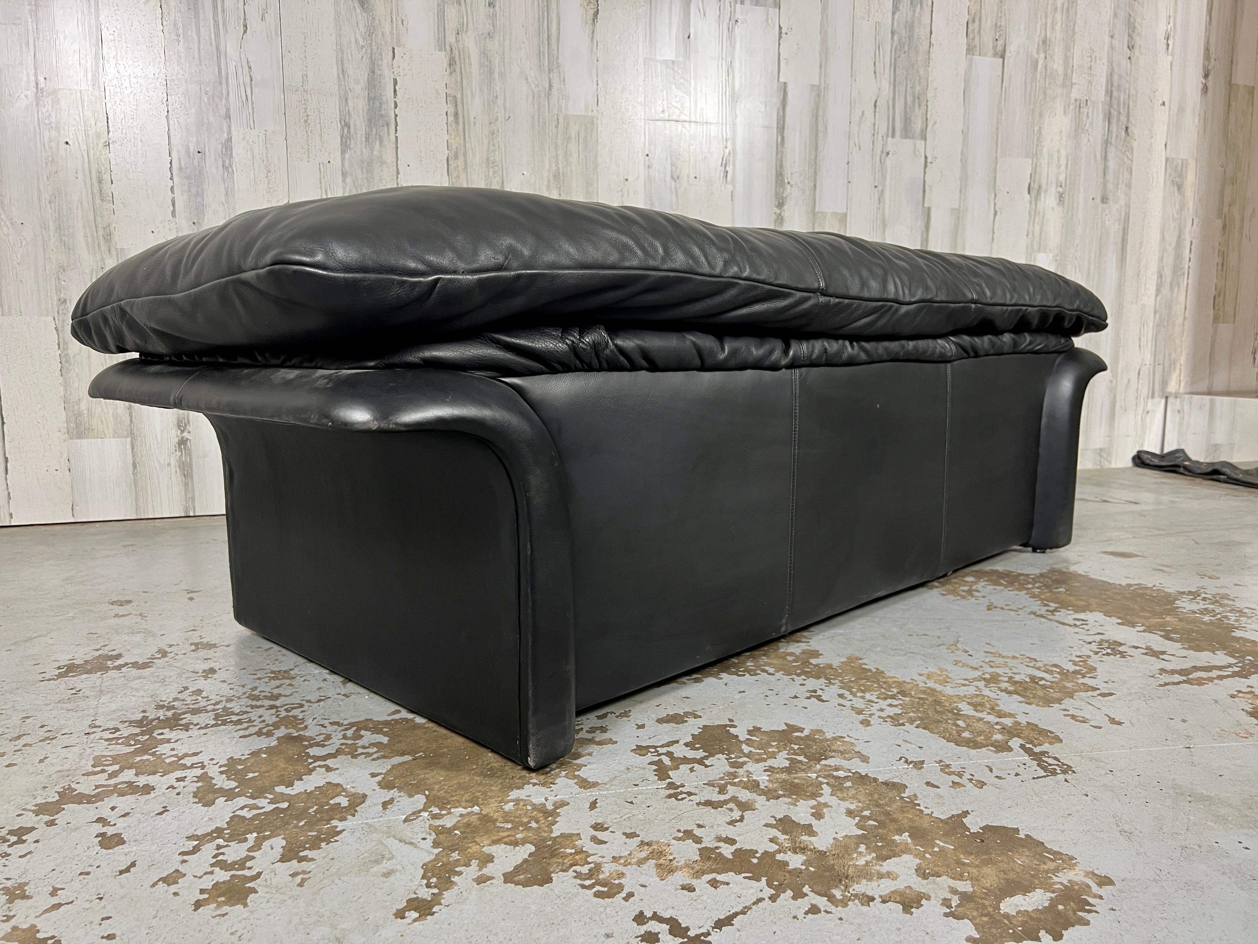 Post Modern Leather Bench en vente 5