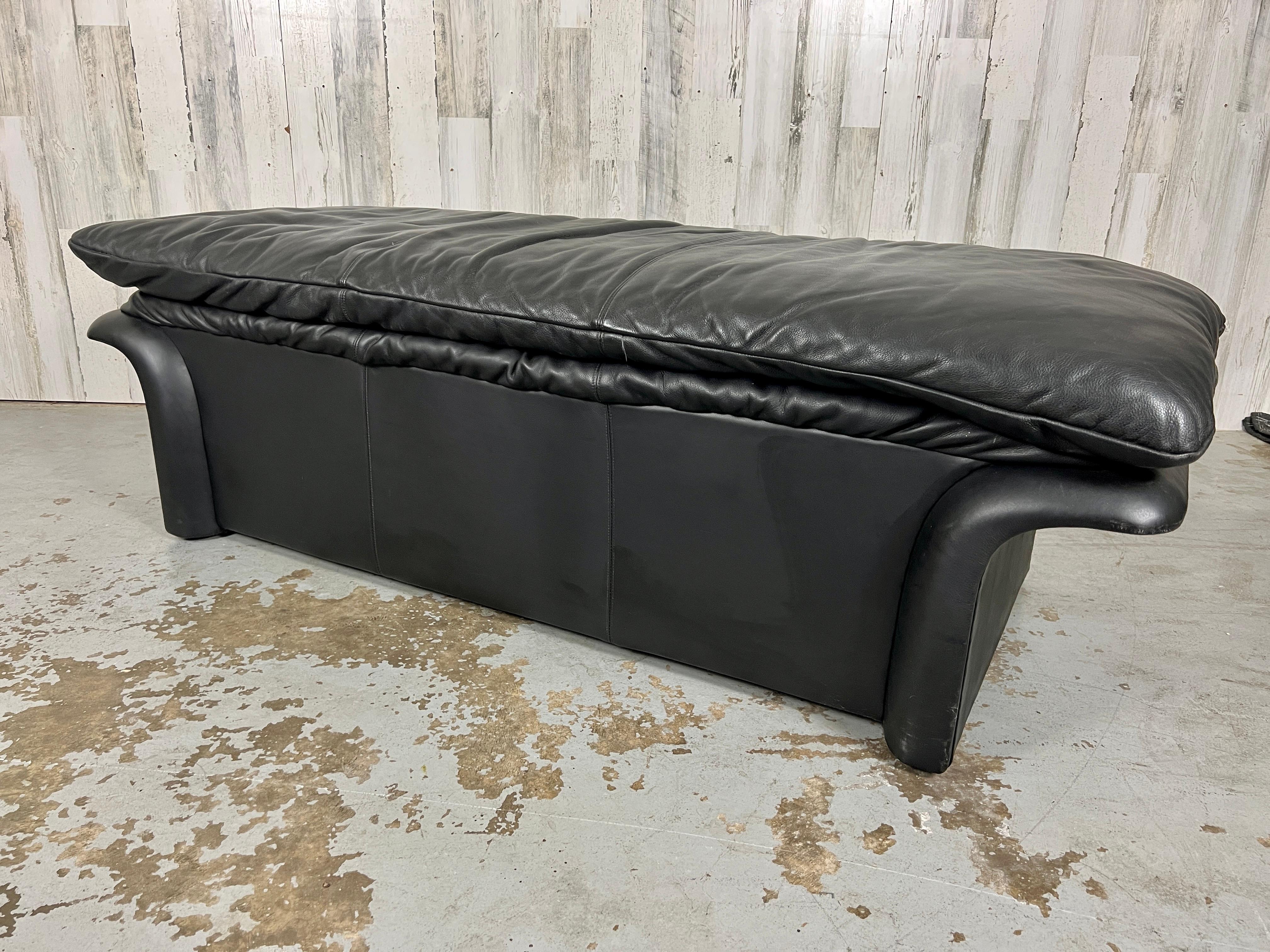Post Modern Leather Bench en vente 7