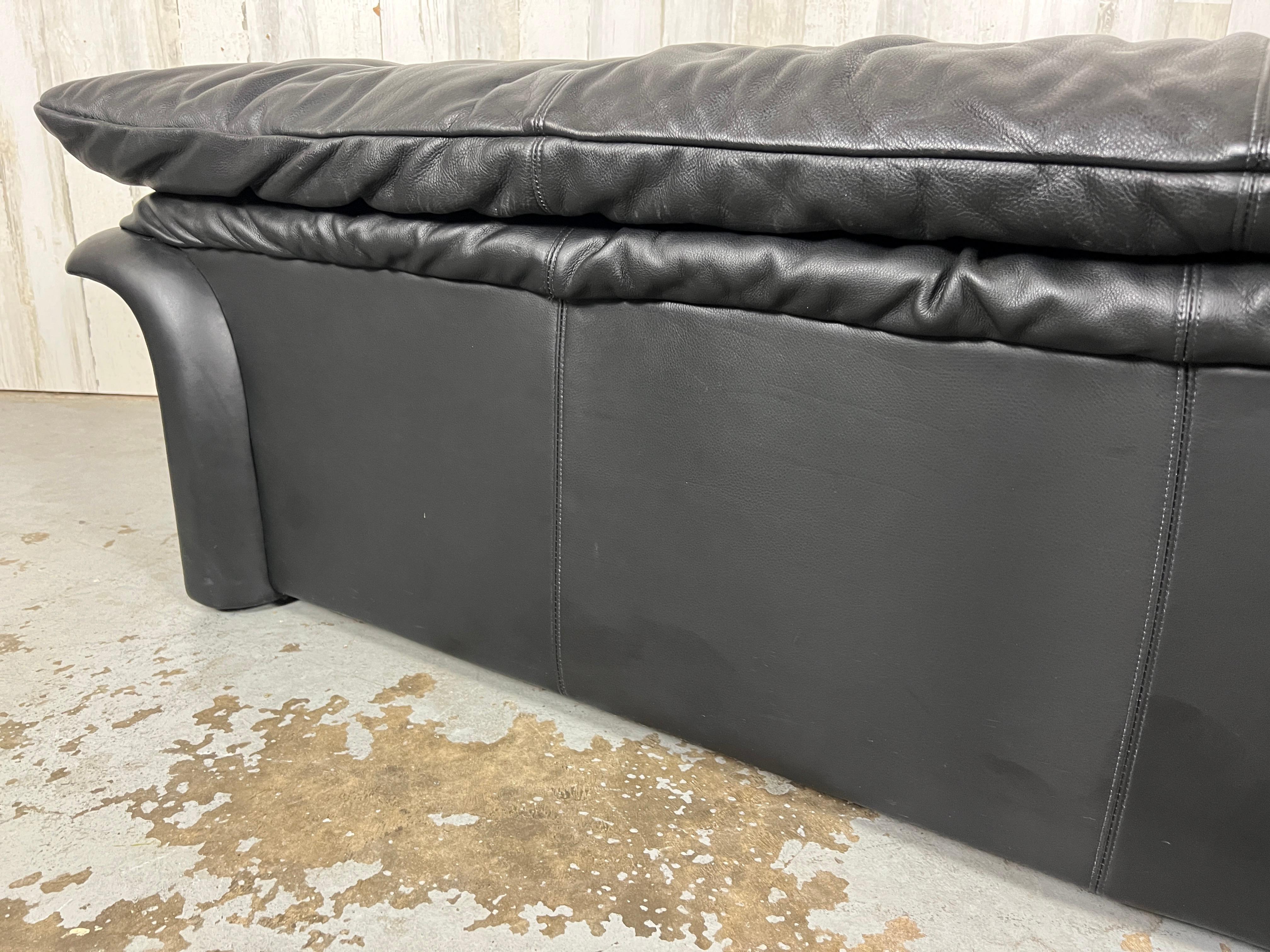 Post Modern Leather Bench en vente 8