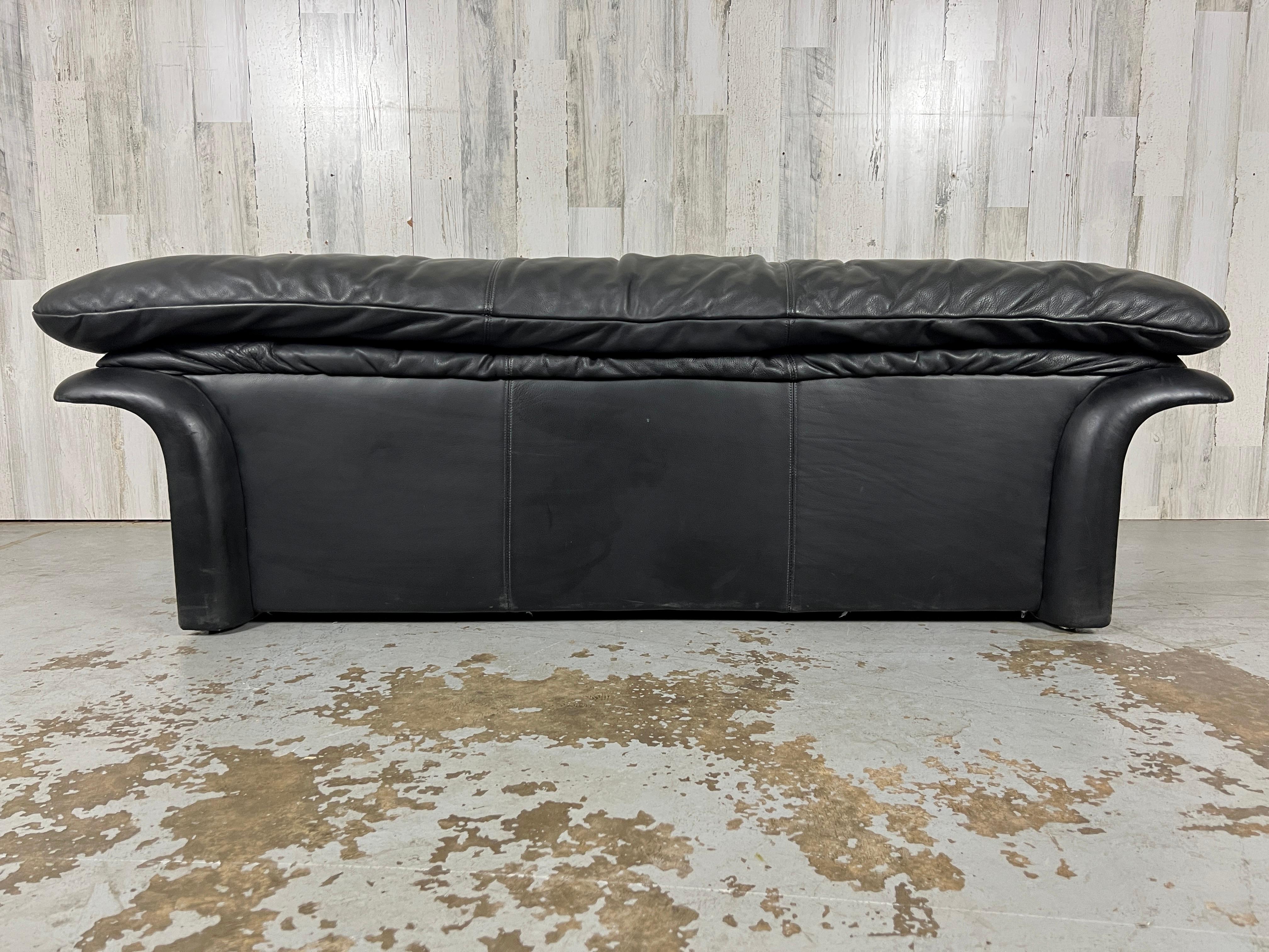 Post Modern Leather Bench In Good Condition For Sale In Denton, TX