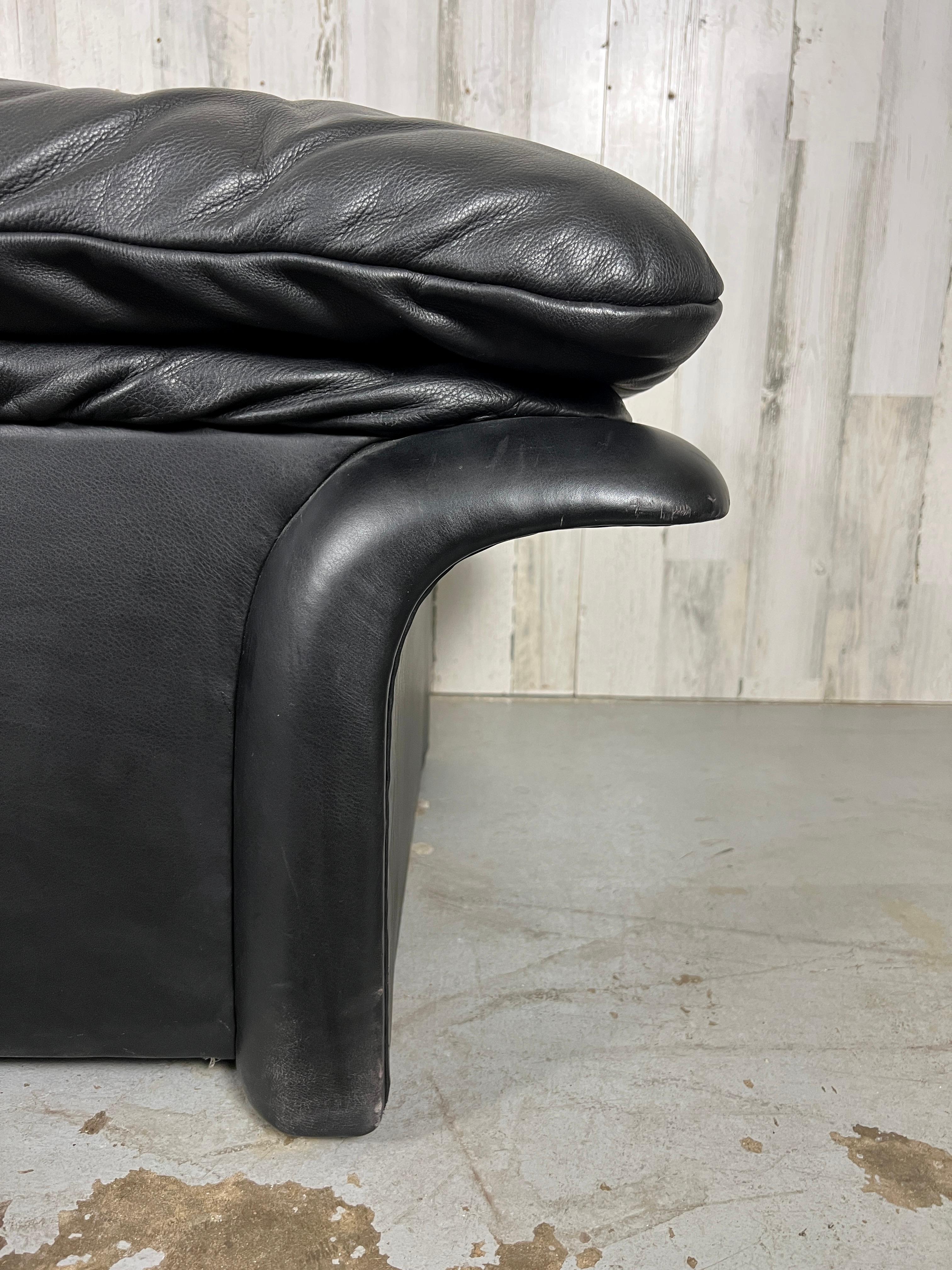 Cuir Post Modern Leather Bench en vente