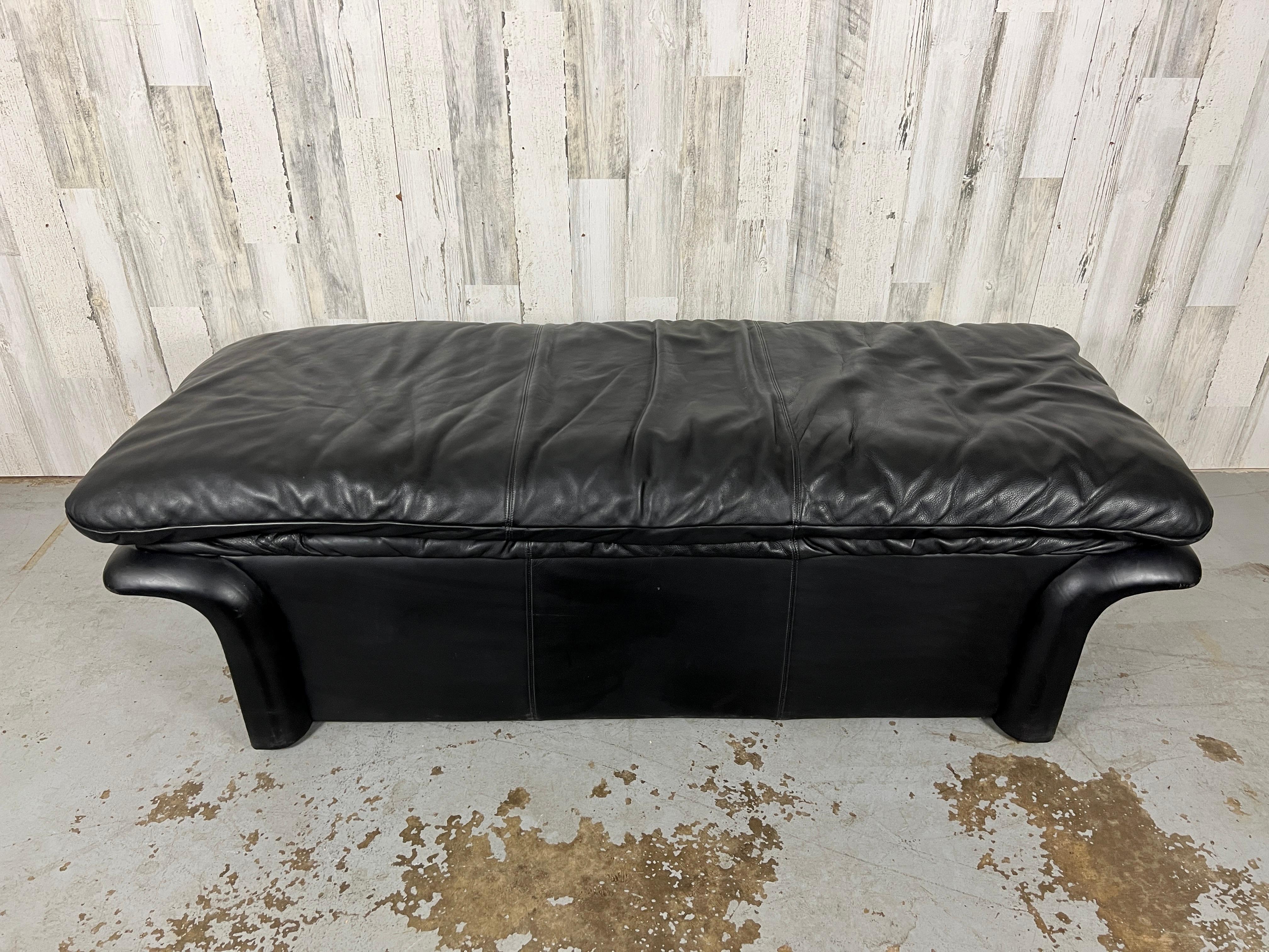 Post Modern Leather Bench en vente 1