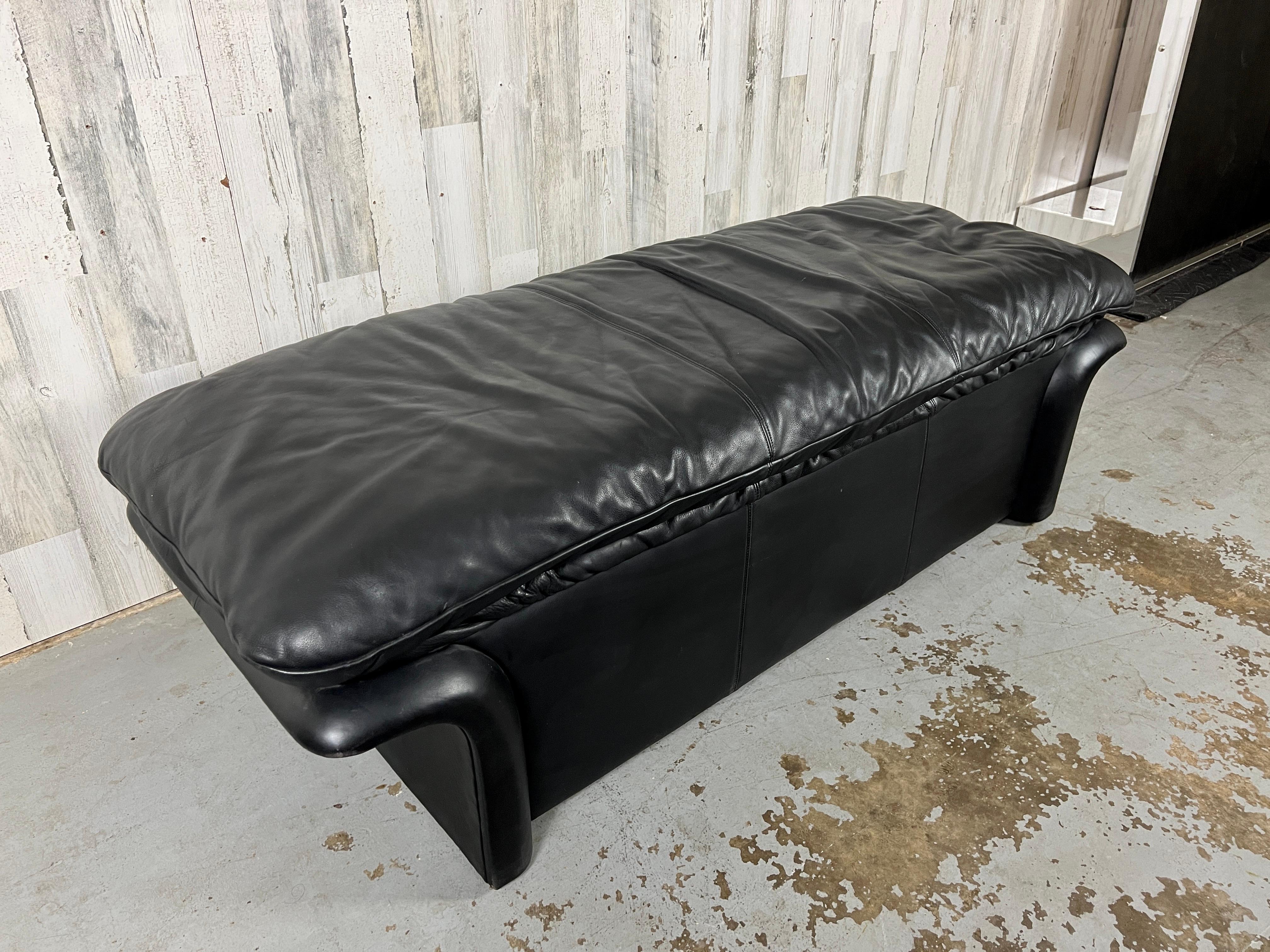 Post Modern Leather Bench en vente 2
