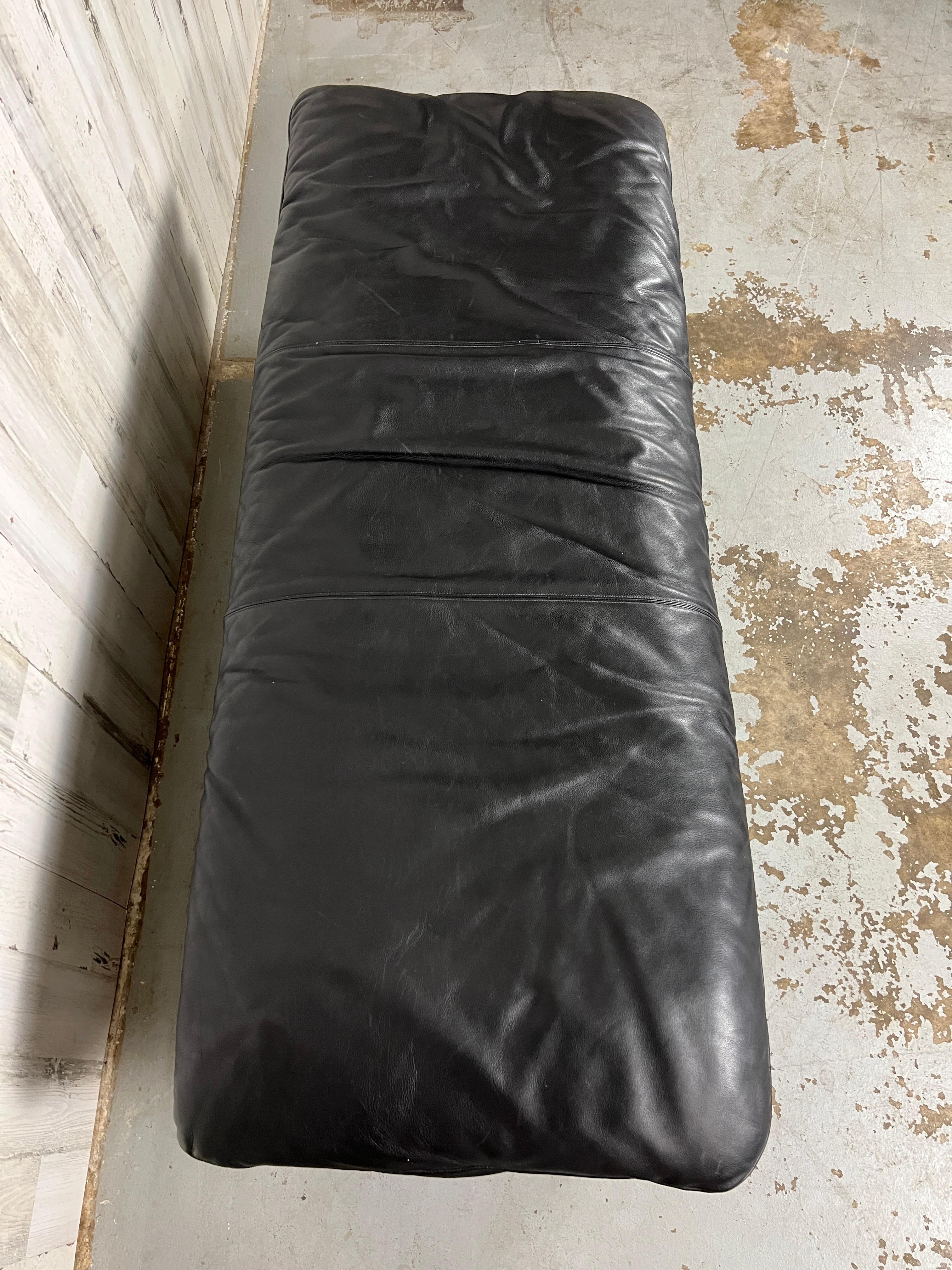 Post Modern Leather Bench en vente 3