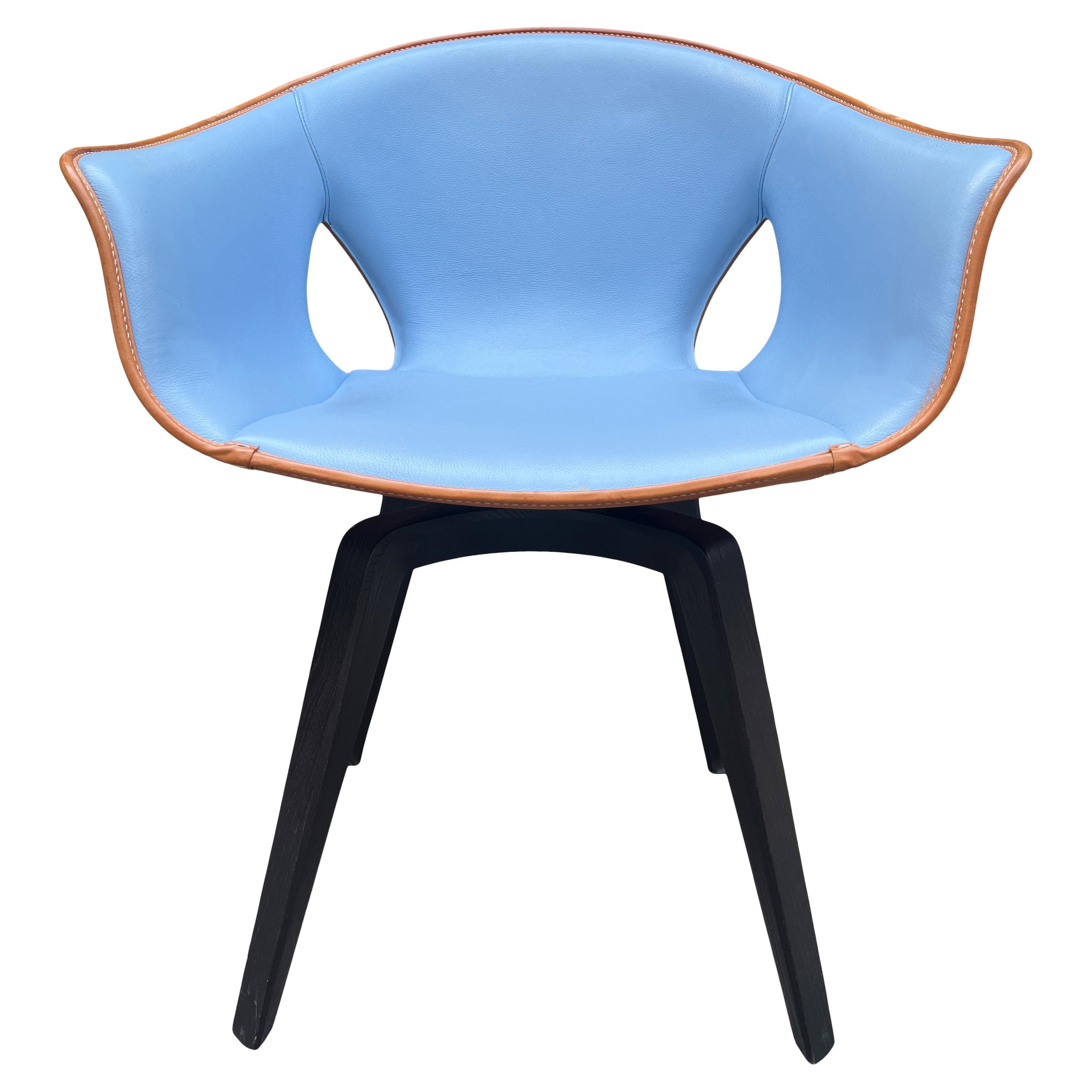 La chaise post-moderne Ginger de Roberto Lazzeroni pour Poltrona Frau avec du cuir marron sellier et bleu ciel cousu à la main. Un look moderne magnifique. Le siège est doté d'une base pivotante en bois ébonisé. 