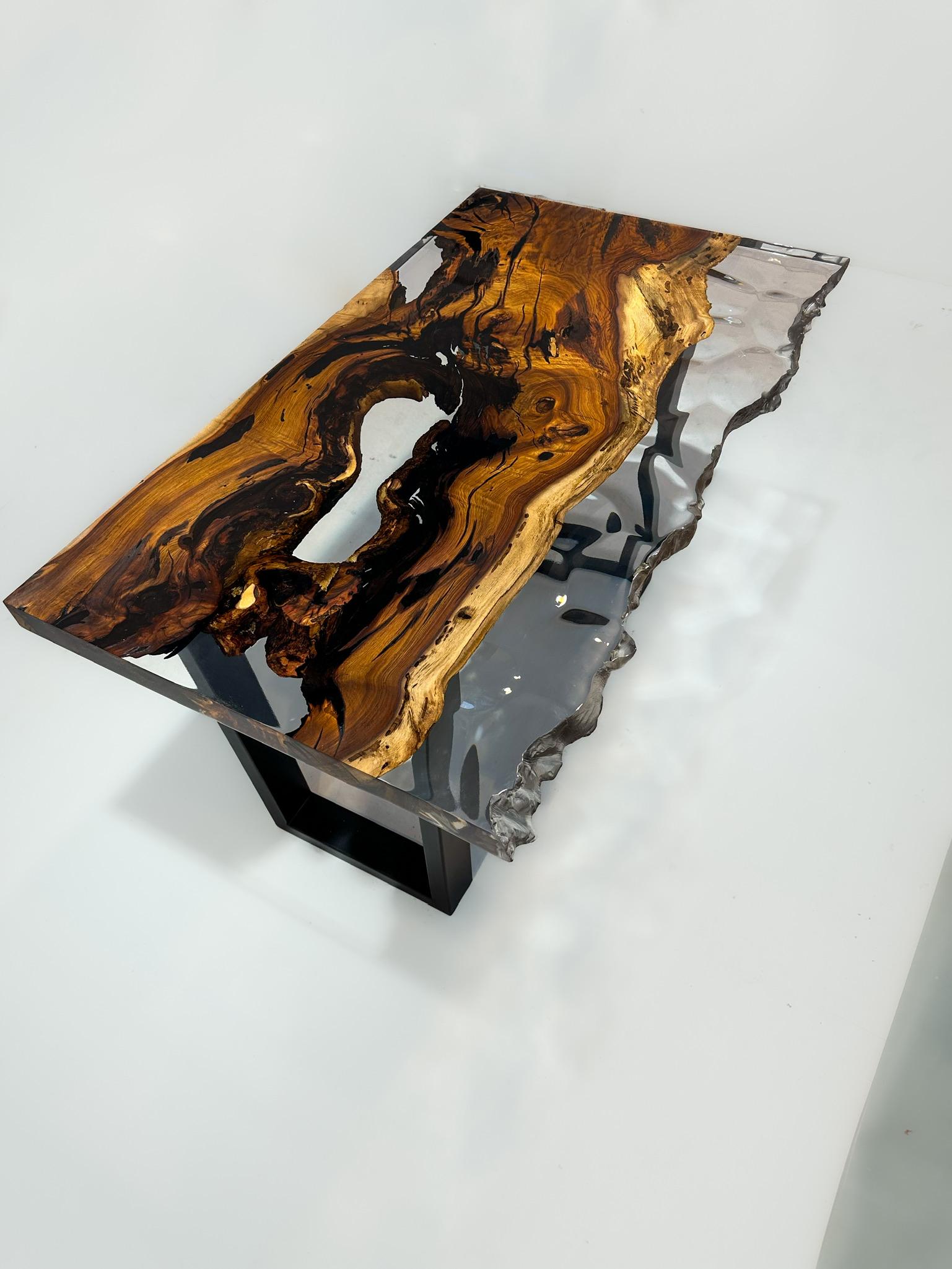 TABLE DE SALLE À MANGER EN RÉSINE CRÈME HACKBERRY

Cette table en époxy émerge comme une œuvre d'art unique, inspirée par la beauté de la nature. 

La table en époxy se distingue non seulement par son design mais aussi par sa durabilité. Grâce à son