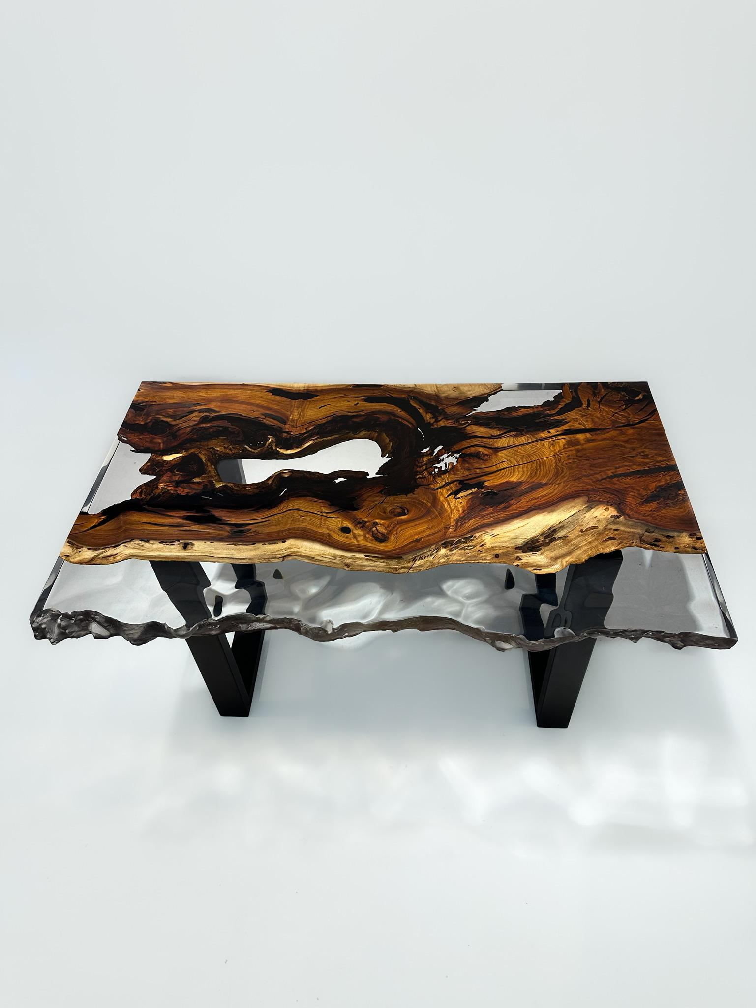 Turc Table de salle à manger post-moderne en résine à bord vif - Table de cuisine en bois en vente