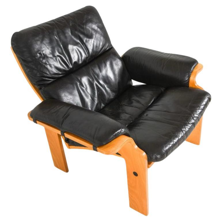 Post modern lounge chair black leather bentwood Beech plywood frame made in Germany. Beautiful chair with bent plywood blonde frame and black leather cushions lounge chair. Minimalistic design with thin frame. Very clean all around ready for use at