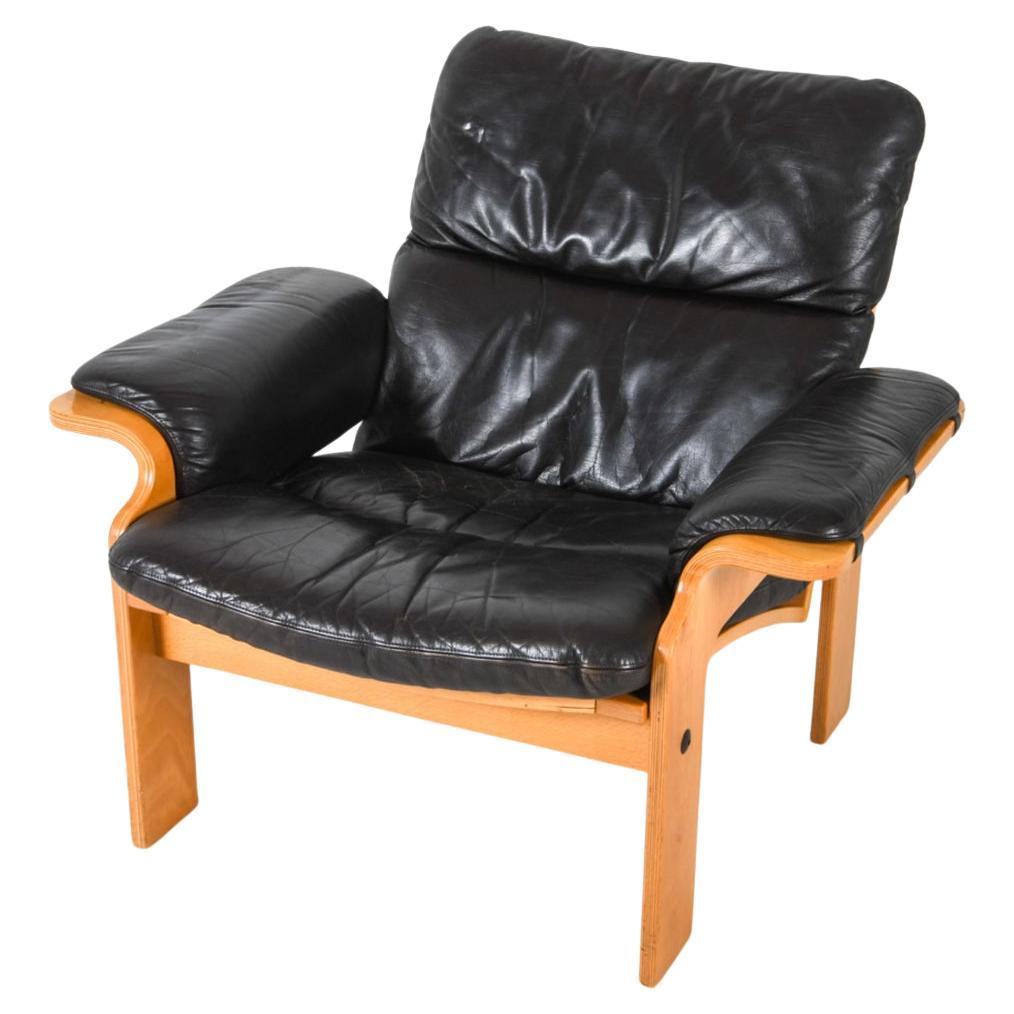 Post modern lounge chair black leather bentwood Beech thin frame made in Germany In Good Condition For Sale In Brooklyn, NY