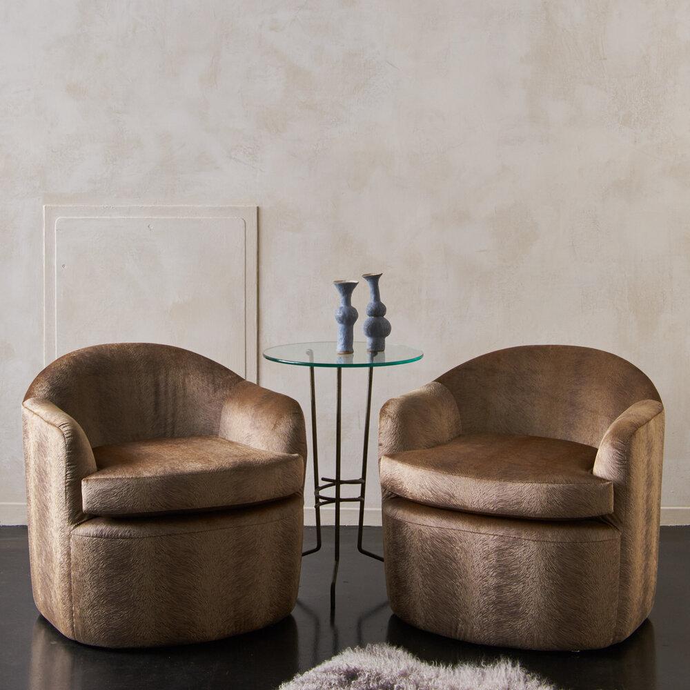 A pair of luxurious Postmodern lounge chairs featuring new upholstery. 

Dimensions: 27