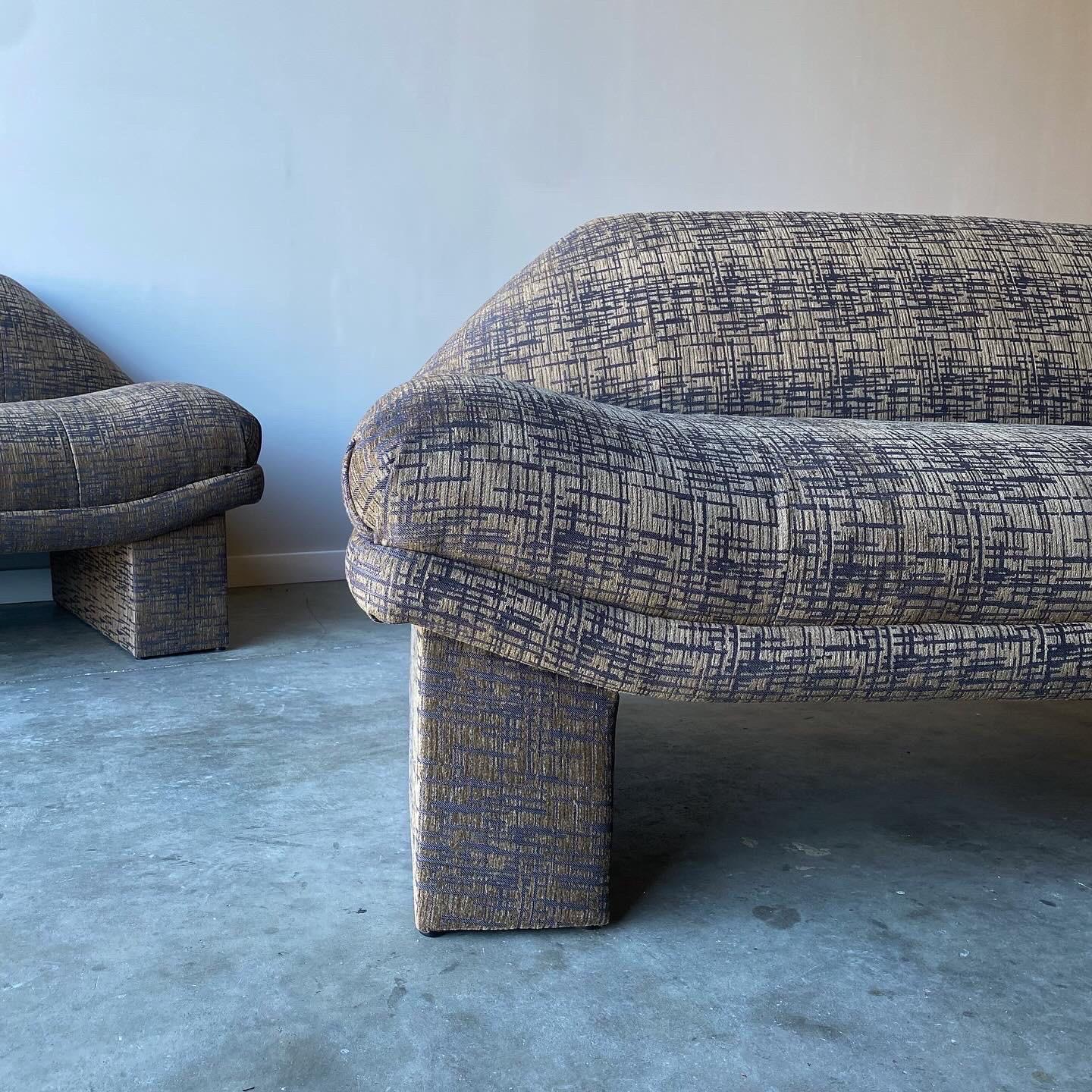 Postmoderne Loveseat postmoderne, paire disponible en vente