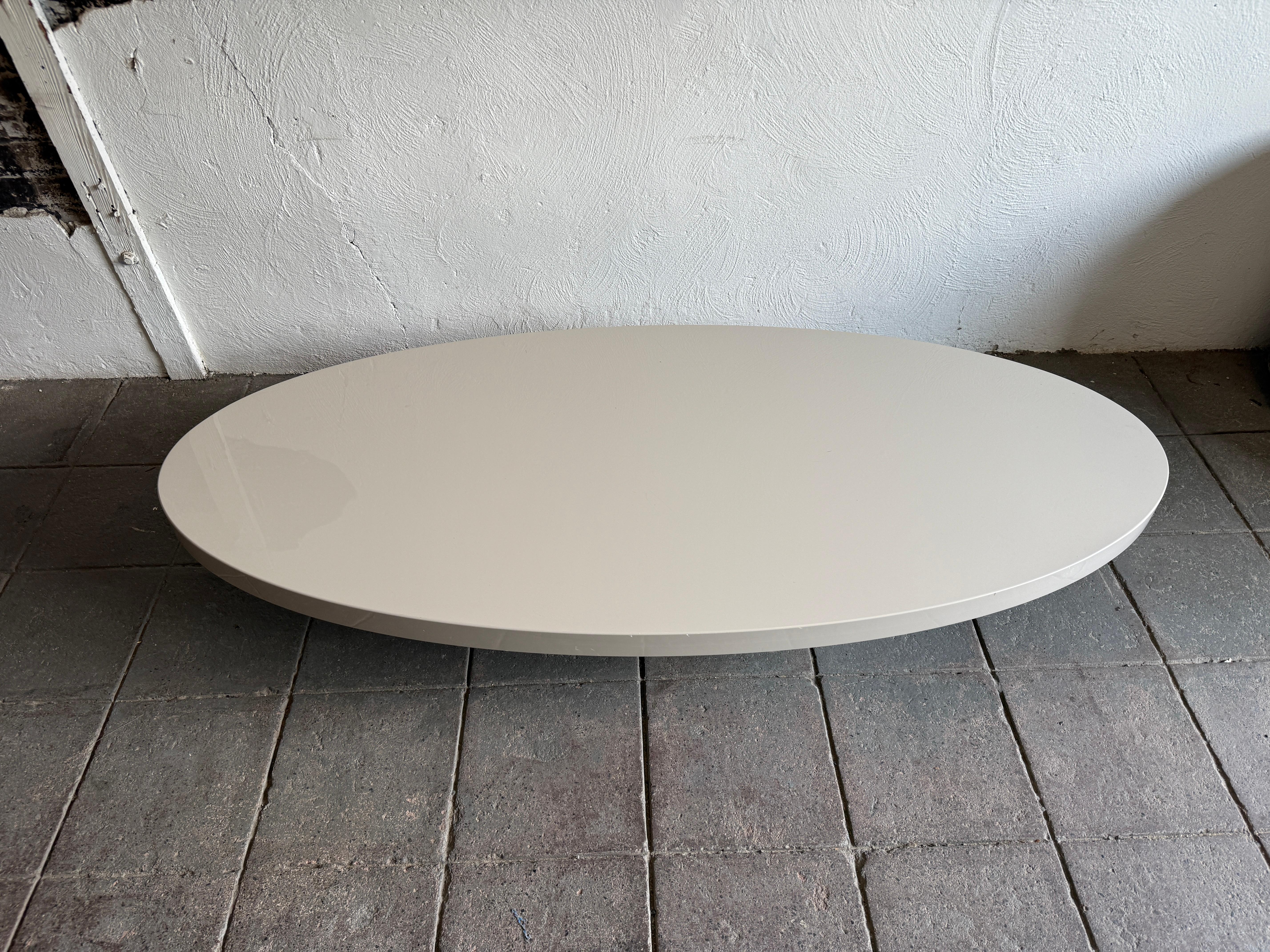 Postmoderno Post modern low long oval taupe lacquer coffee table in vendita