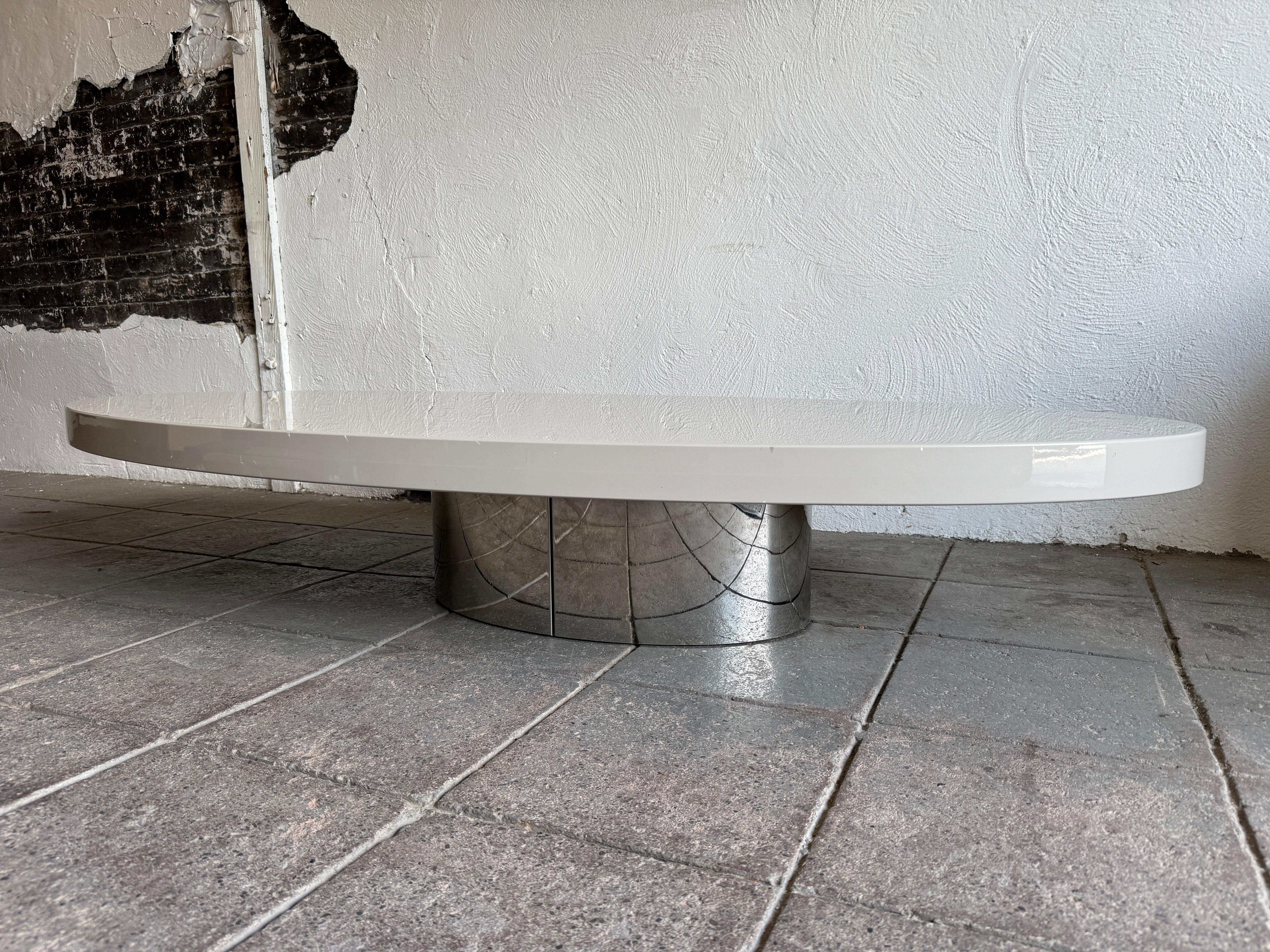 Post modern low long oval taupe lacquer coffee table In condizioni buone in vendita a Brooklyn, NY