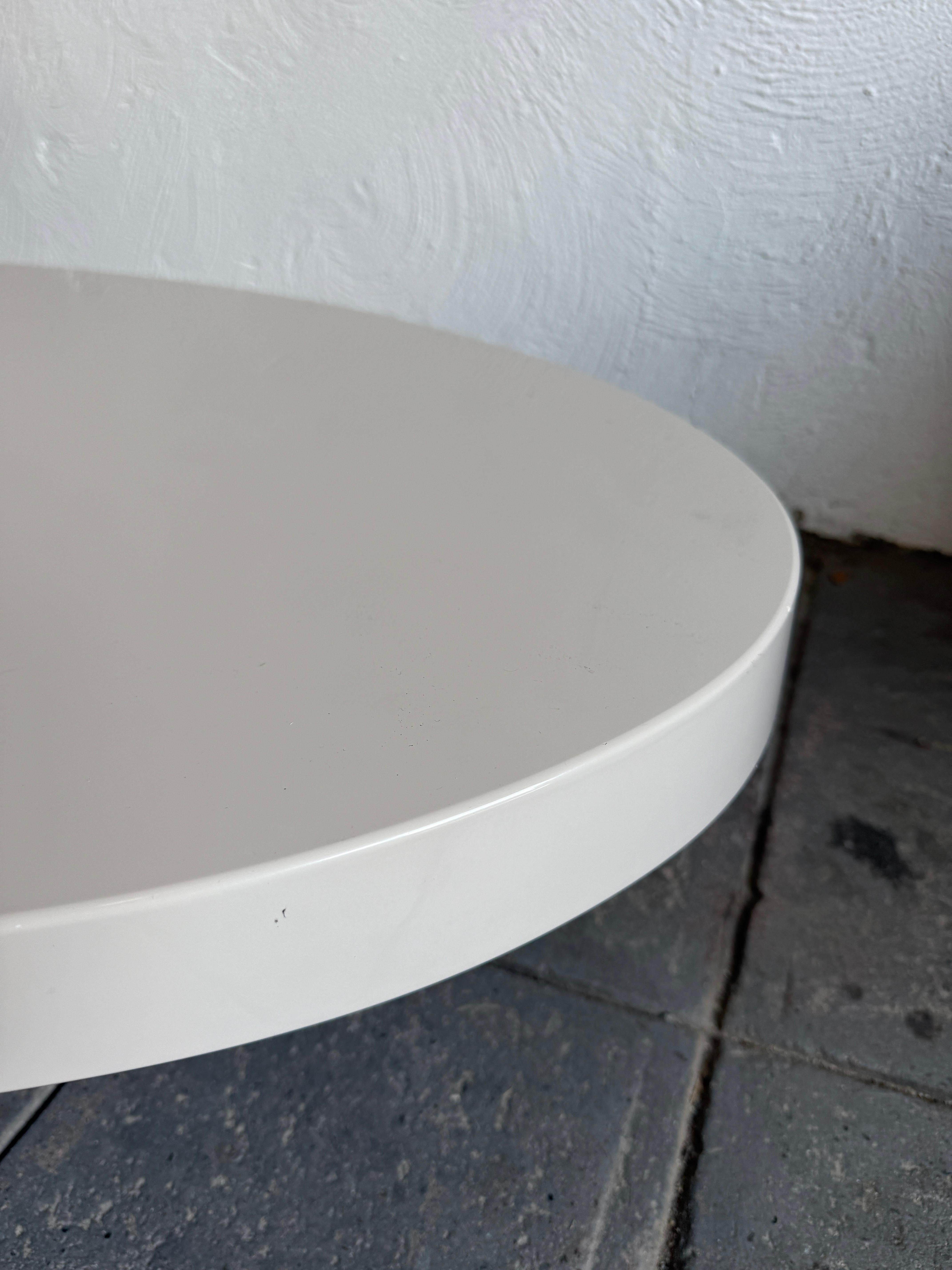 Cromo Post modern low long oval taupe lacquer coffee table in vendita