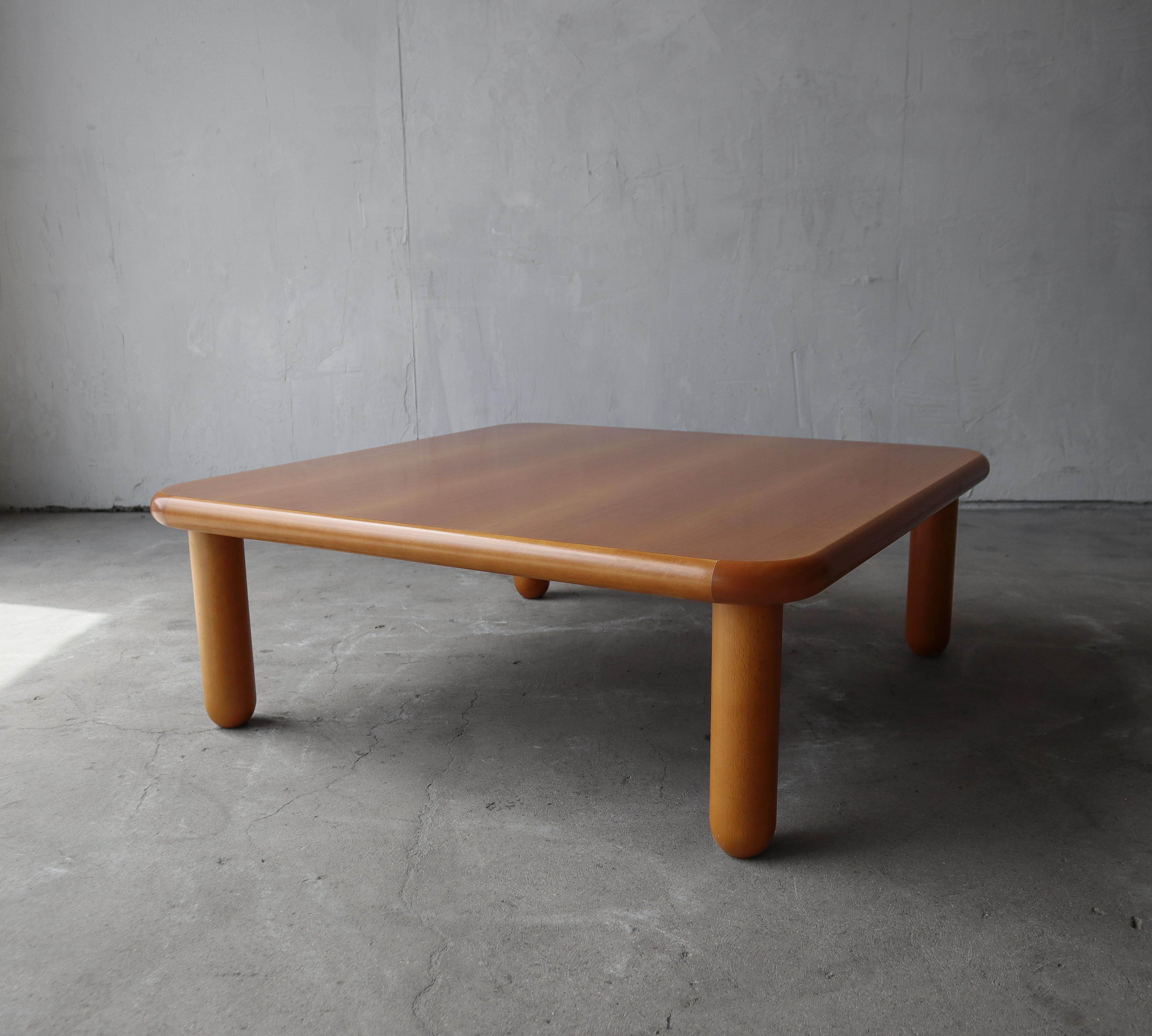Bigli par son style mais pas par sa taille, cette petite table basse post-moderne est parfaite pour les petits espaces qui ont besoin d'une pièce unique. Les coins carrés arrondis et les pieds en forme de balle ajoutent beaucoup de style au