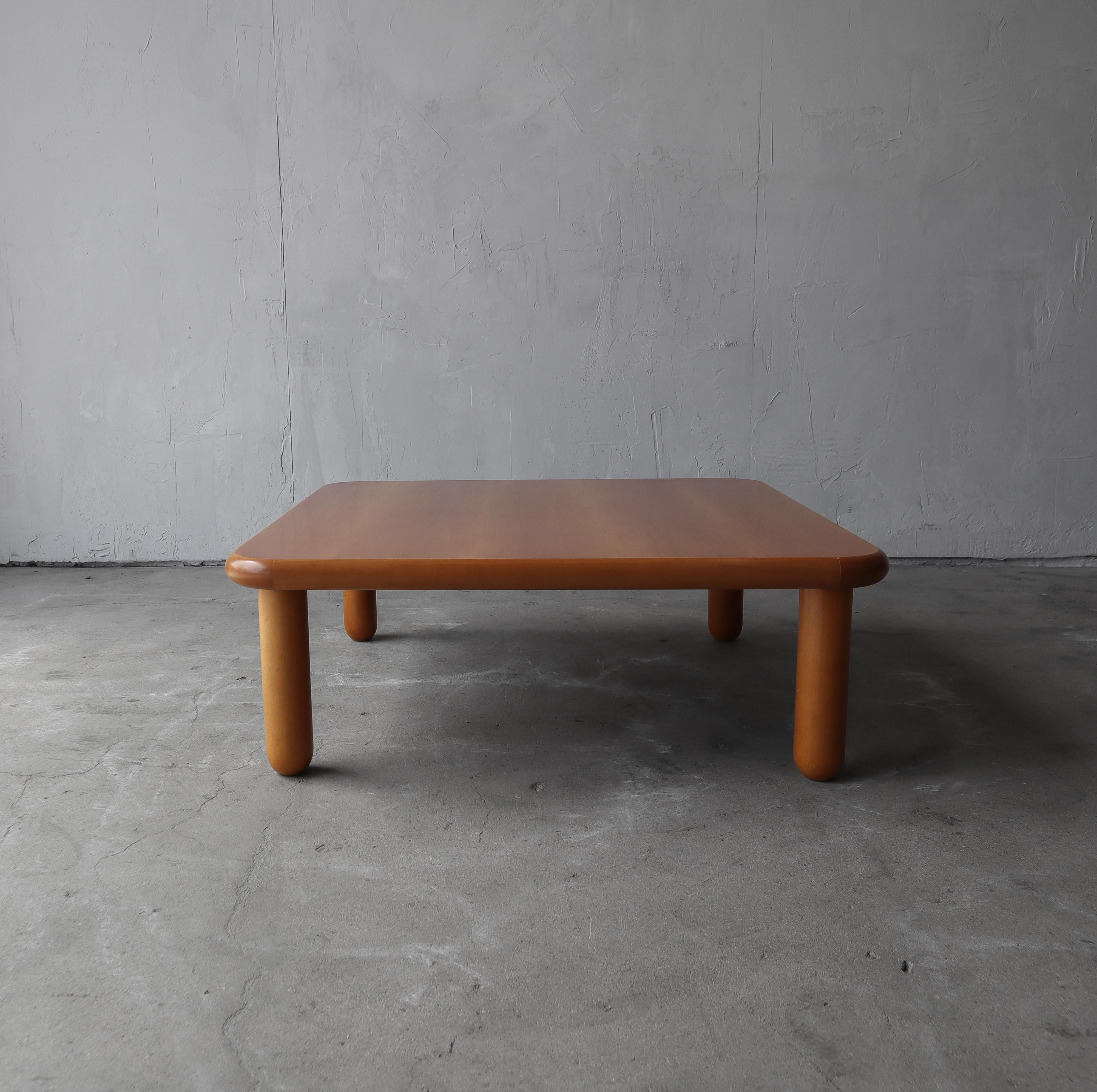 Postmoderne Table basse carrée post-moderne à profil bas en vente