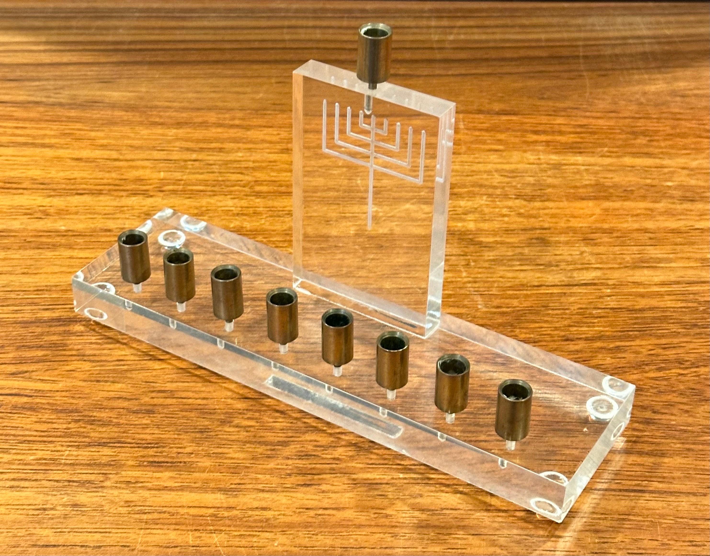 Menorah The Moderns en lucite et laiton en vente 2