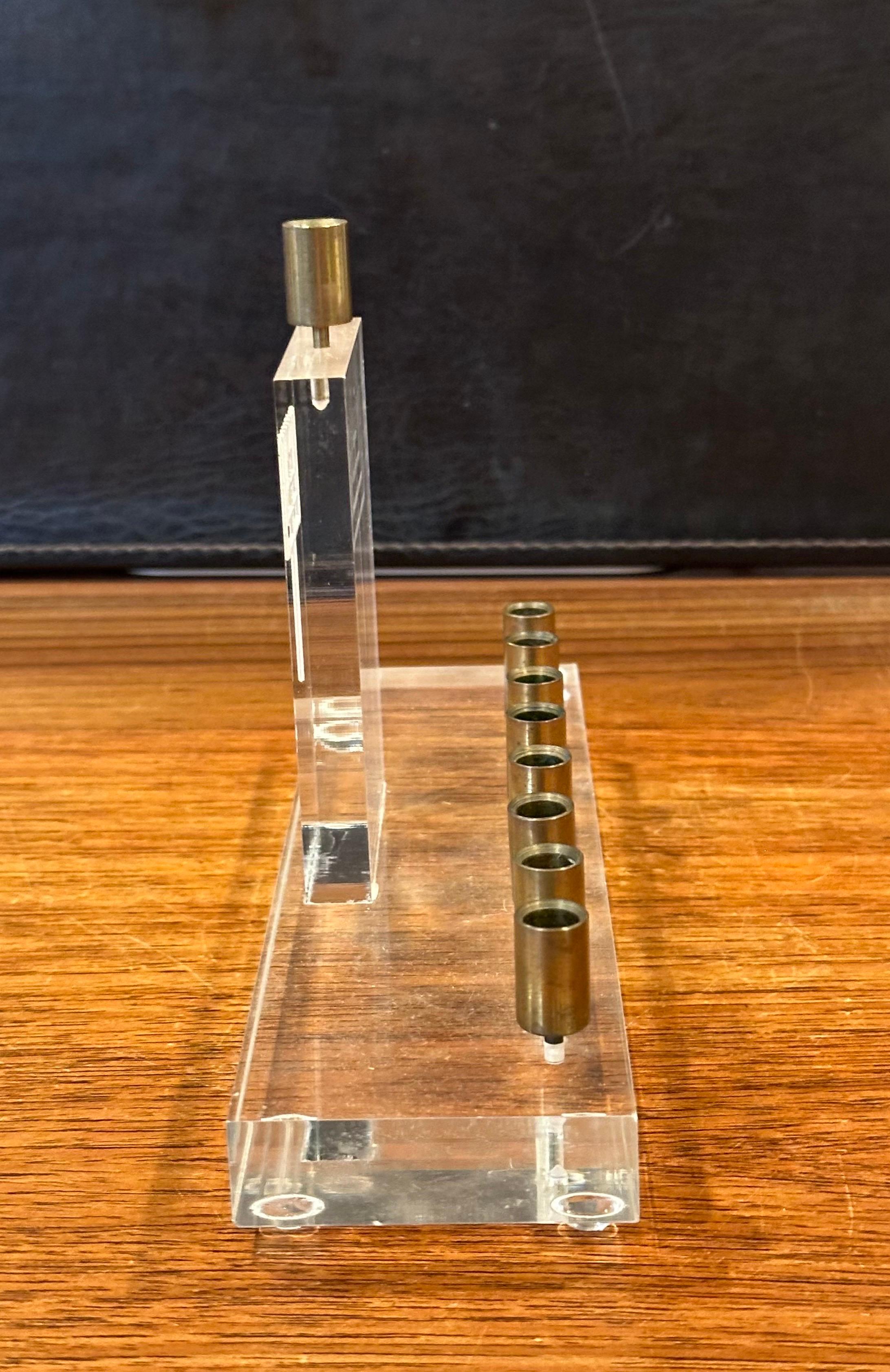 Menorah The Moderns en lucite et laiton en vente 3