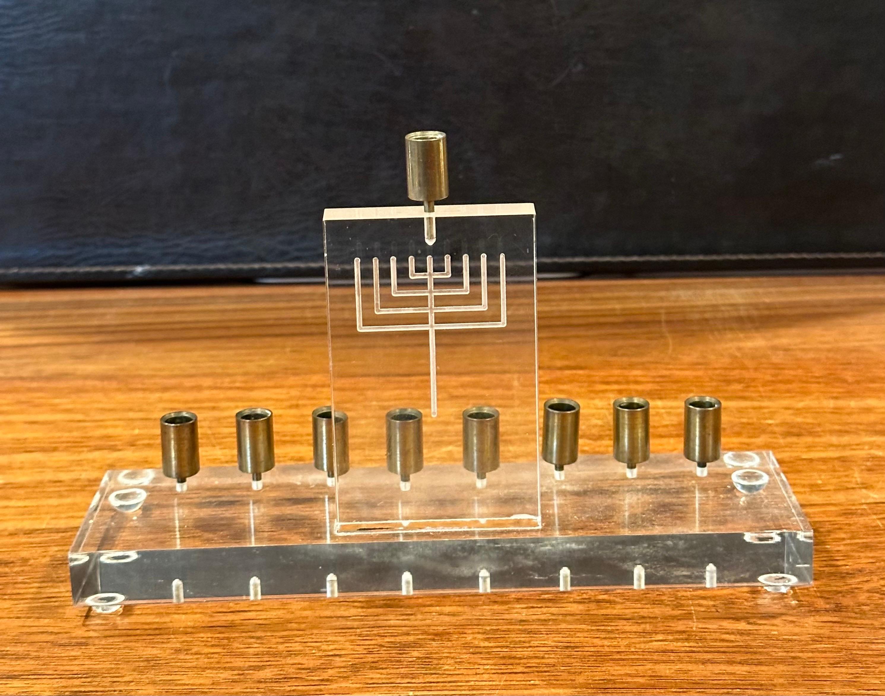 Menorah The Moderns en lucite et laiton en vente 4