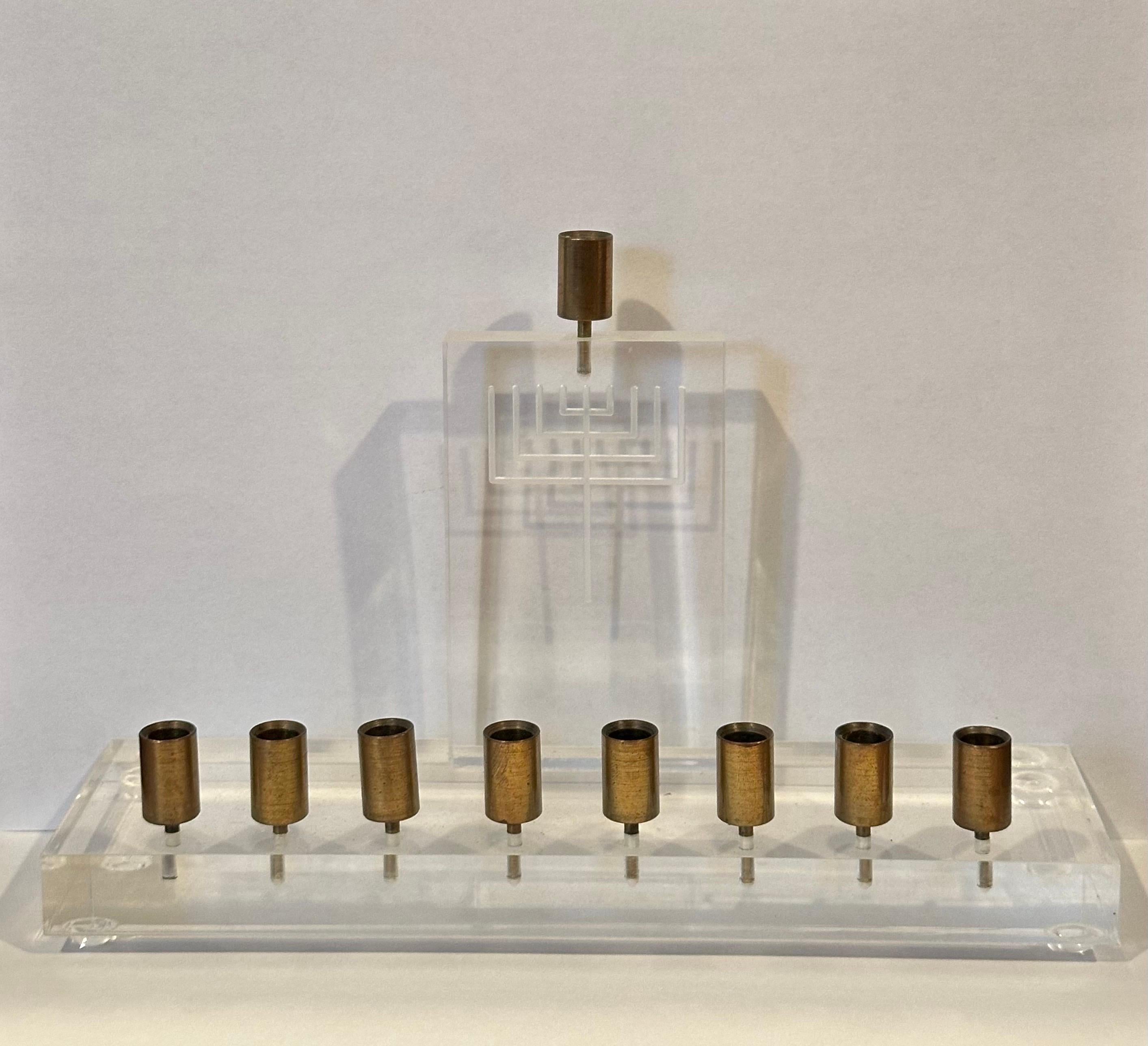 Menorah The Moderns en lucite et laiton en vente 5