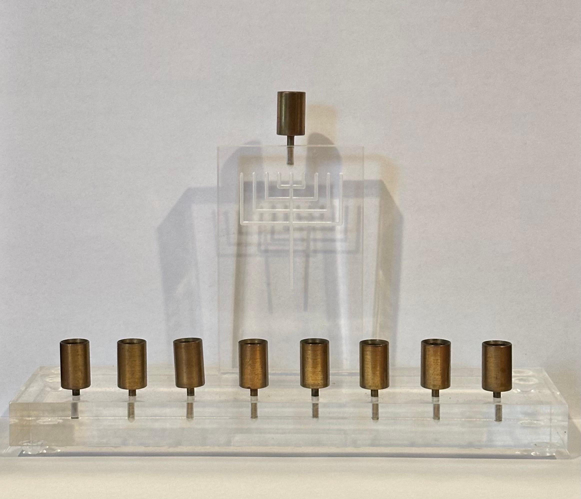 Postmoderne Menorah The Moderns en lucite et laiton en vente