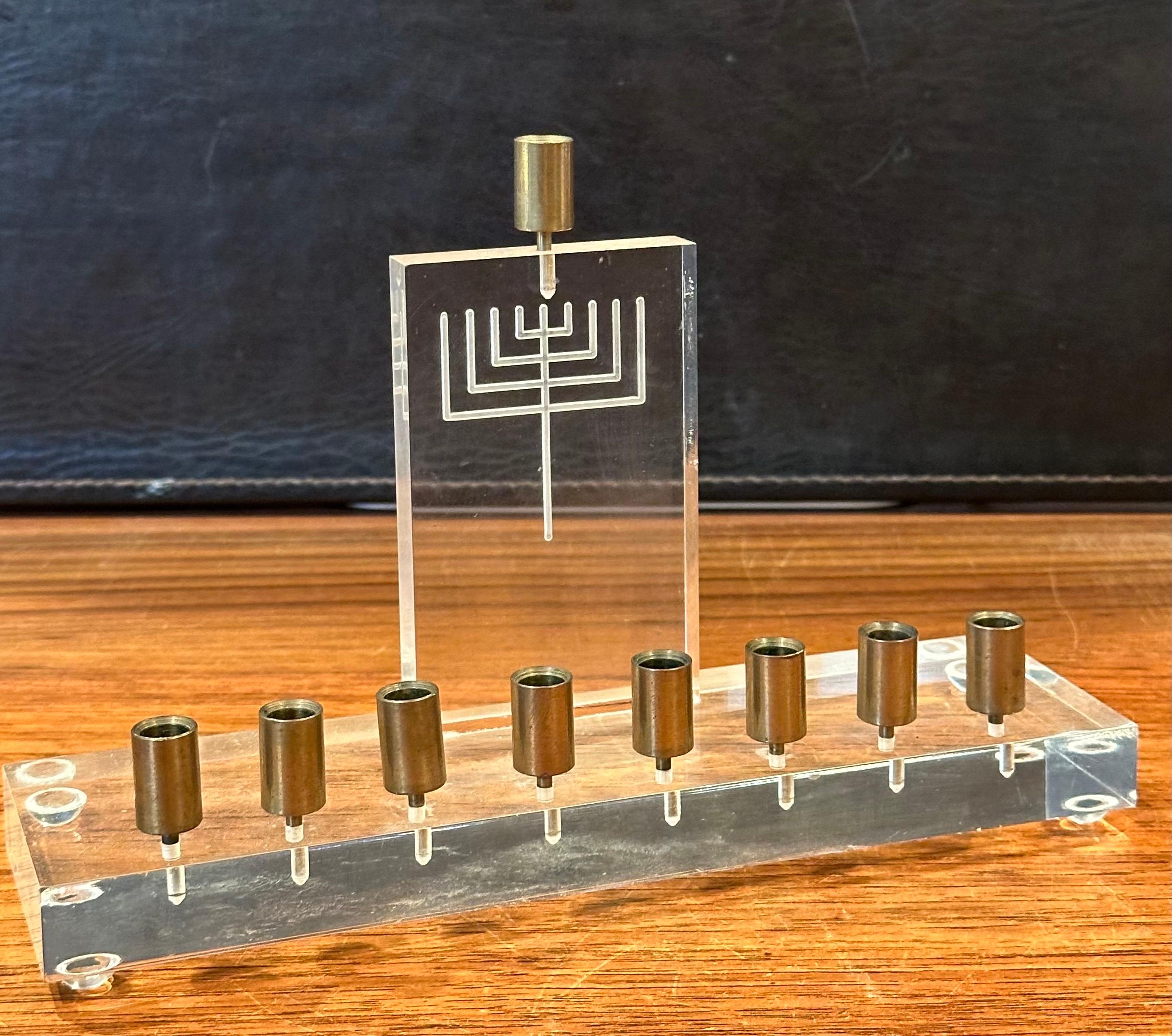 Fait main Menorah The Moderns en lucite et laiton en vente