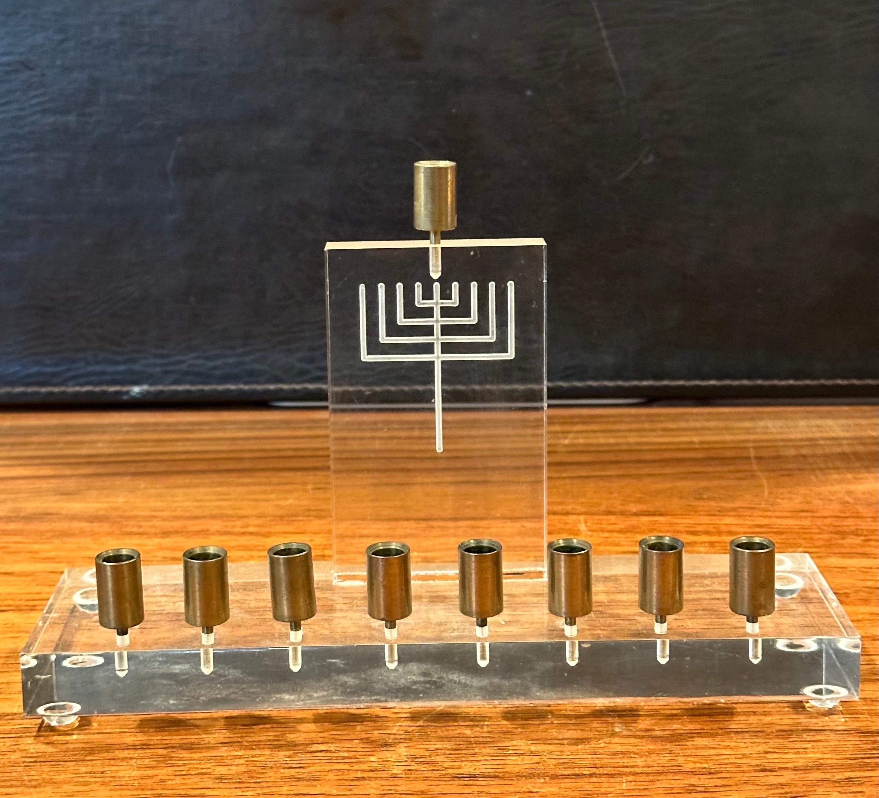 Menorah The Moderns en lucite et laiton Bon état - En vente à San Diego, CA