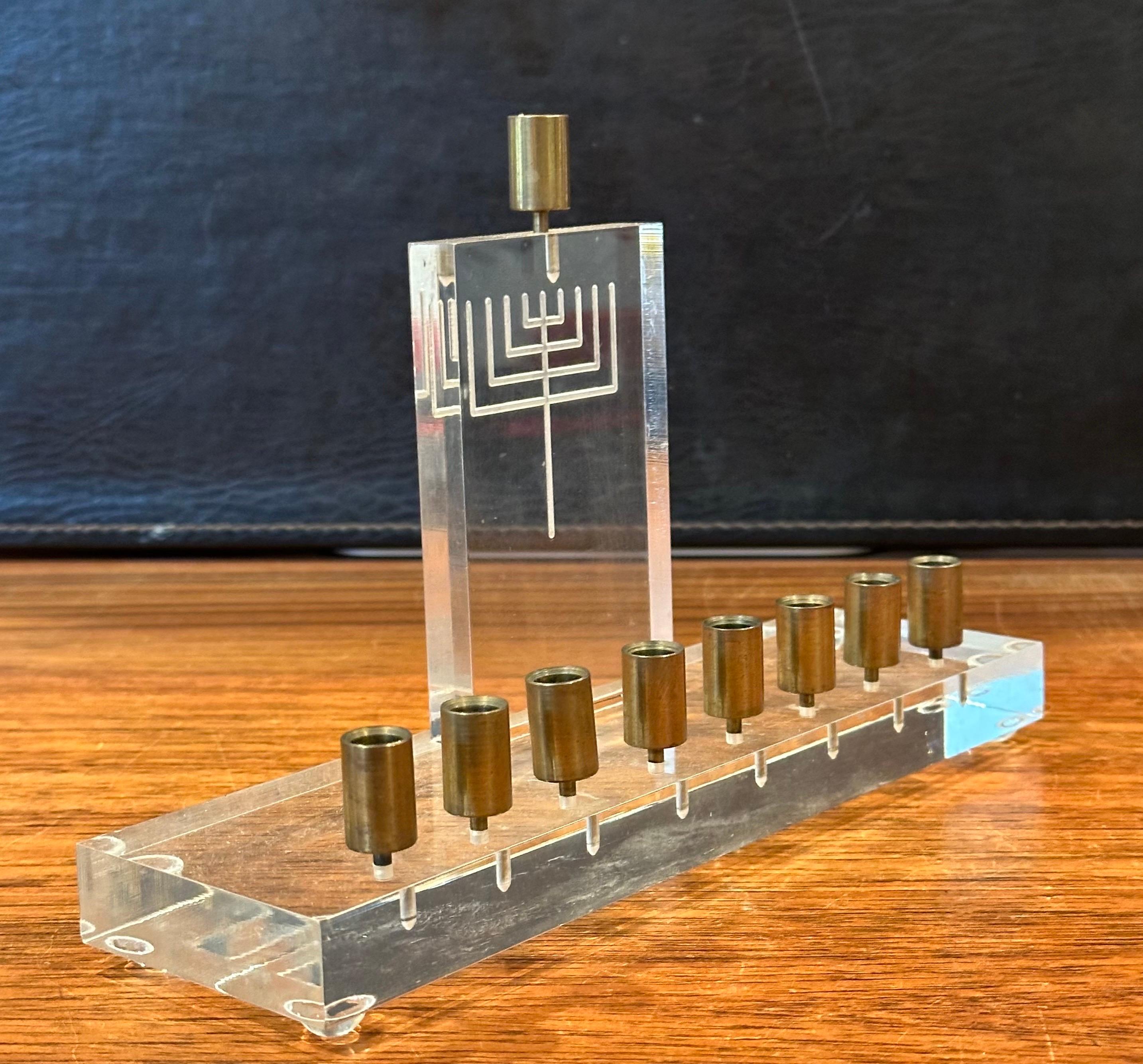 20ième siècle Menorah The Moderns en lucite et laiton en vente