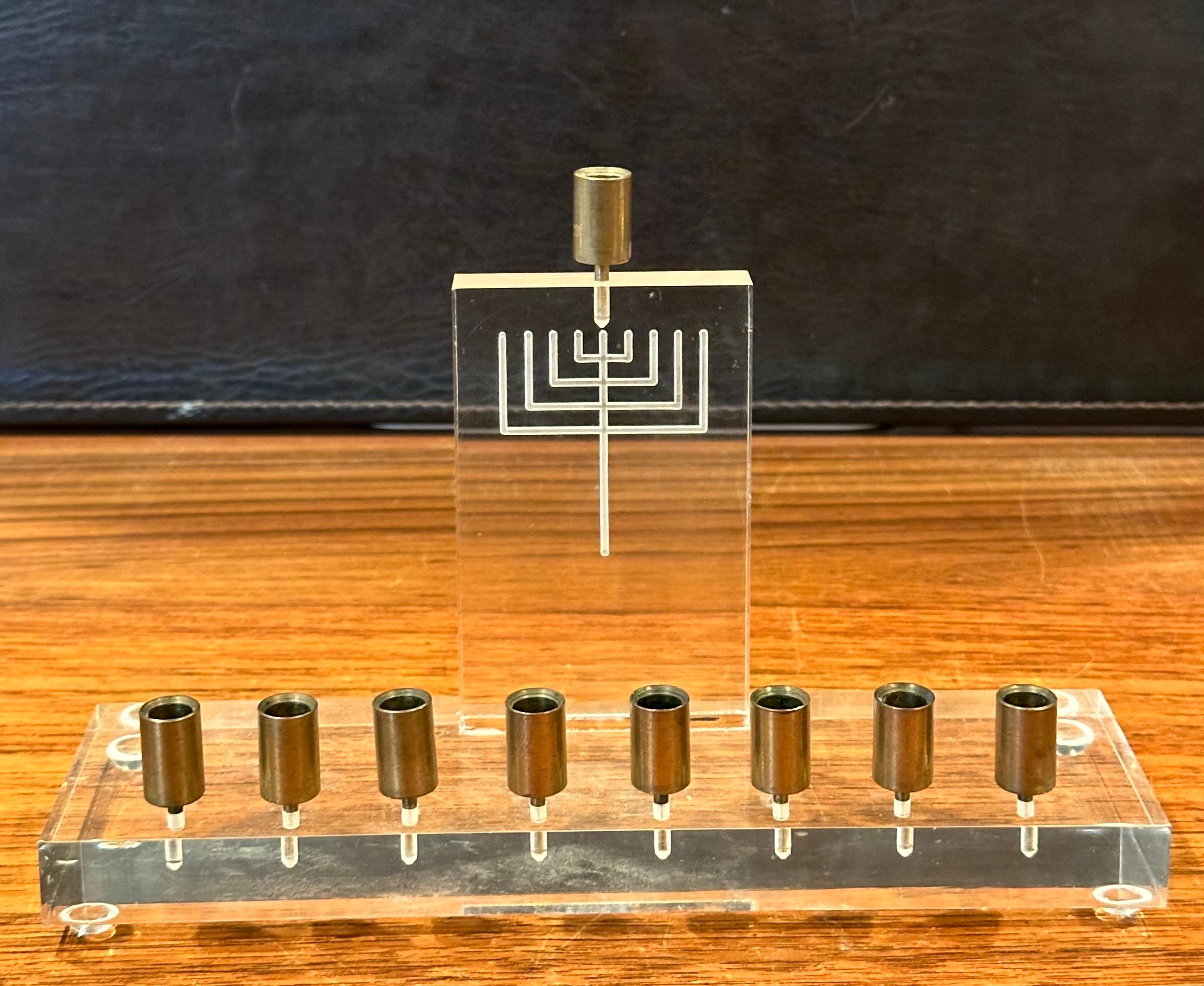 Lucite Menorah The Moderns en lucite et laiton en vente