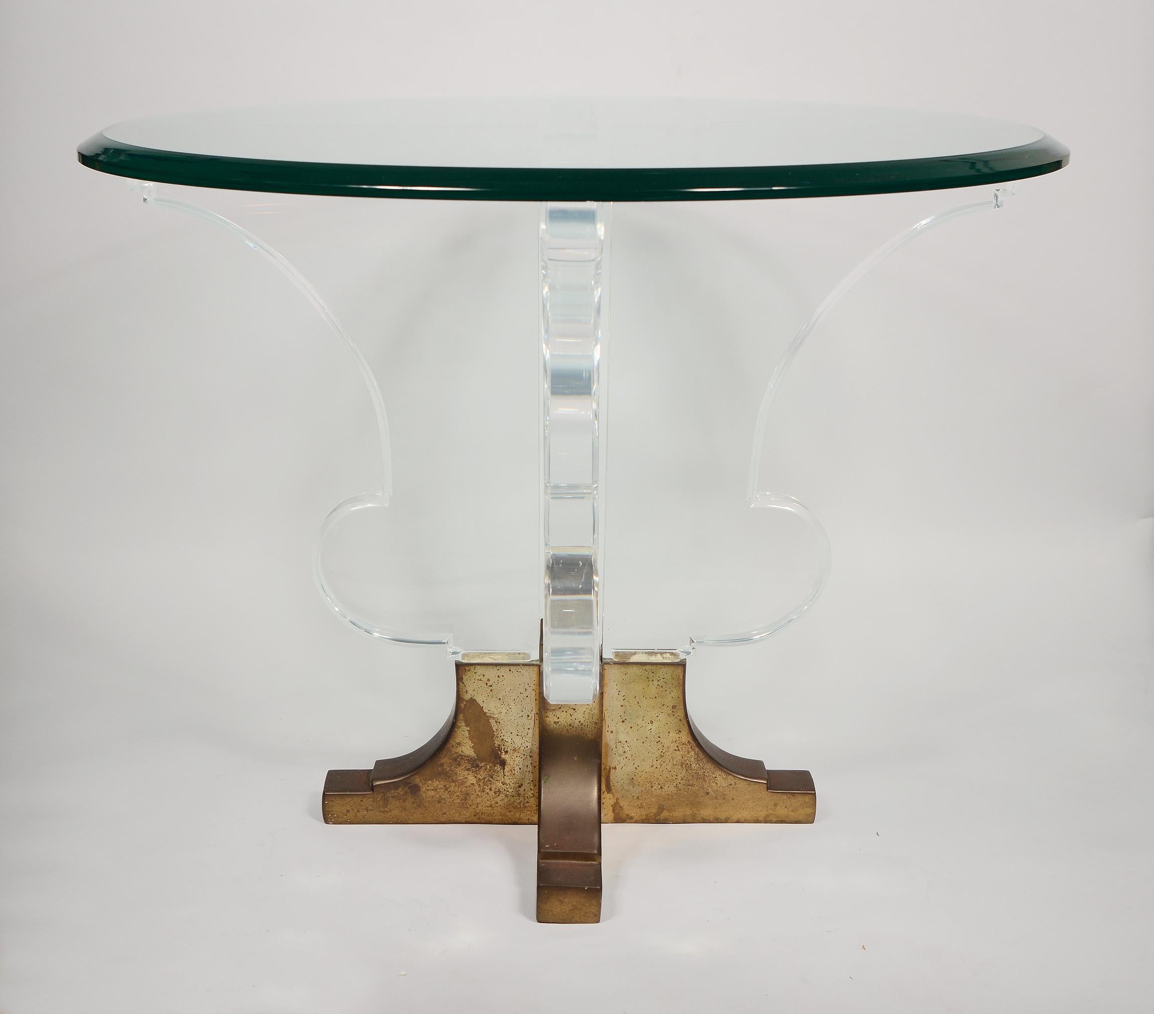 Table d'appoint ronde post-moderne en acrylique et laiton. Le profil de cette table ressemble à une urne de jardin néoclassique. Les côtés en acrylique ont une épaisseur de 1 1/2 pouces. La base est en laiton moulé qui était probablement polie à