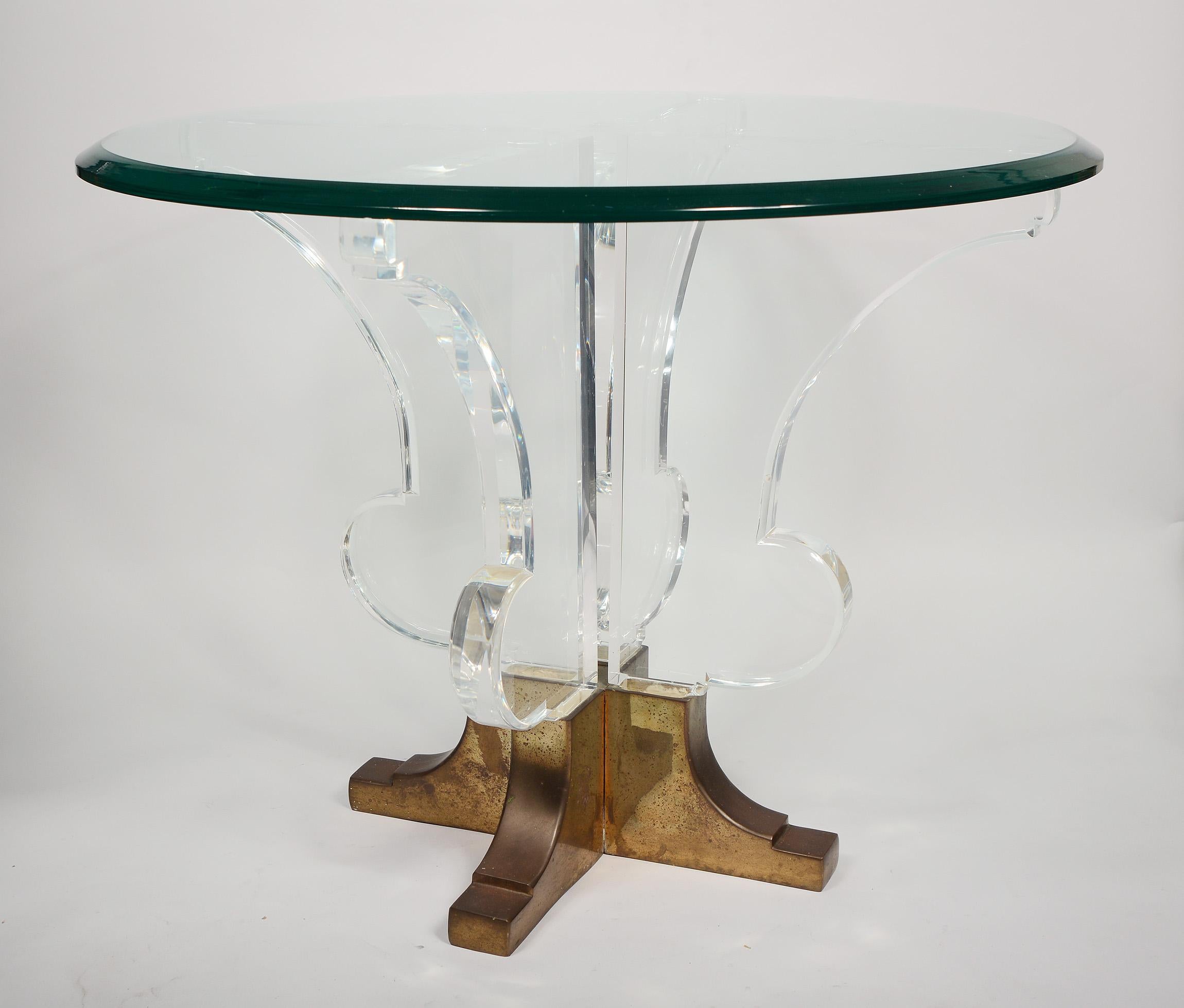 Postmoderne Table d'appoint ronde post-moderne en lucite et laiton en vente