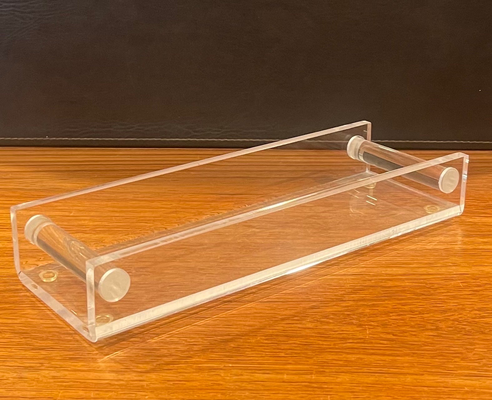 Post-modern lucite bath tray, circa 1980s. The tray would make a great bathroom piece for toiletries and works great with any post-modern, minimalist, contemporary or modern decor. The tray is in very good vintage condition and measures 13.25