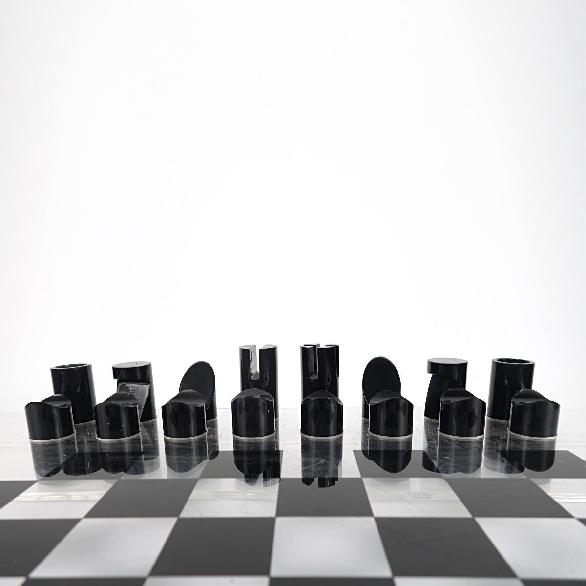 Postmodern Lucite or Plexiglas Black and White Chess Set In Good Condition In Doornspijk, NL