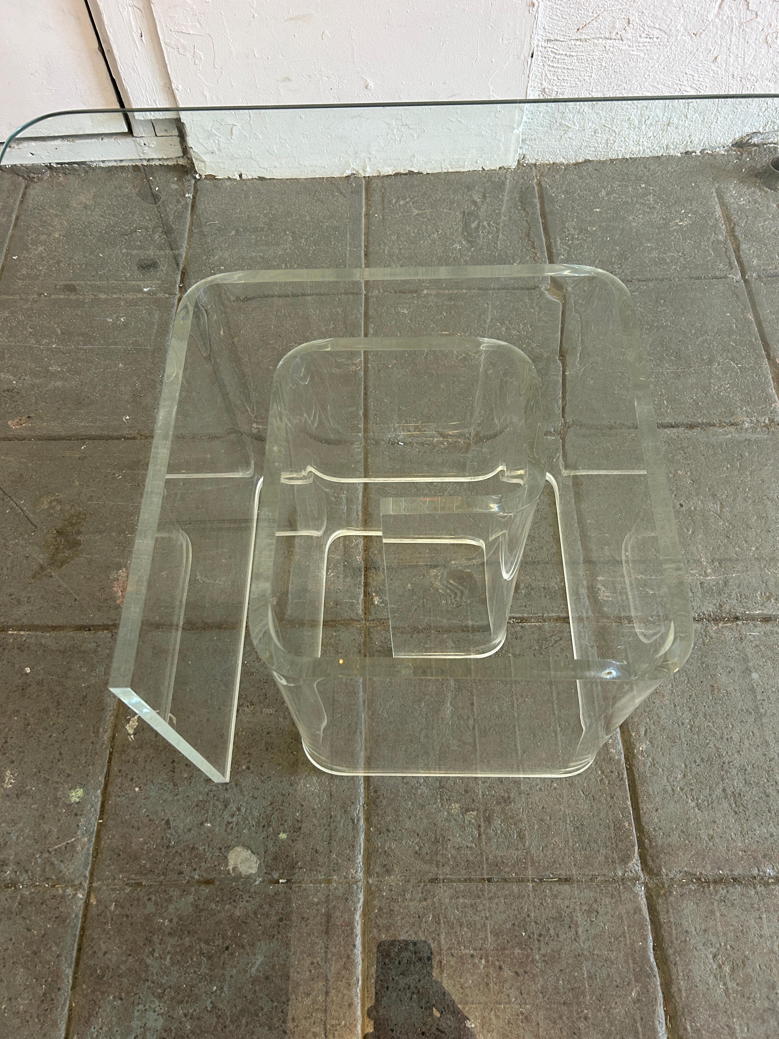 italien Table basse à plateau en verre en forme d'escargot en lucite The Moderns en vente