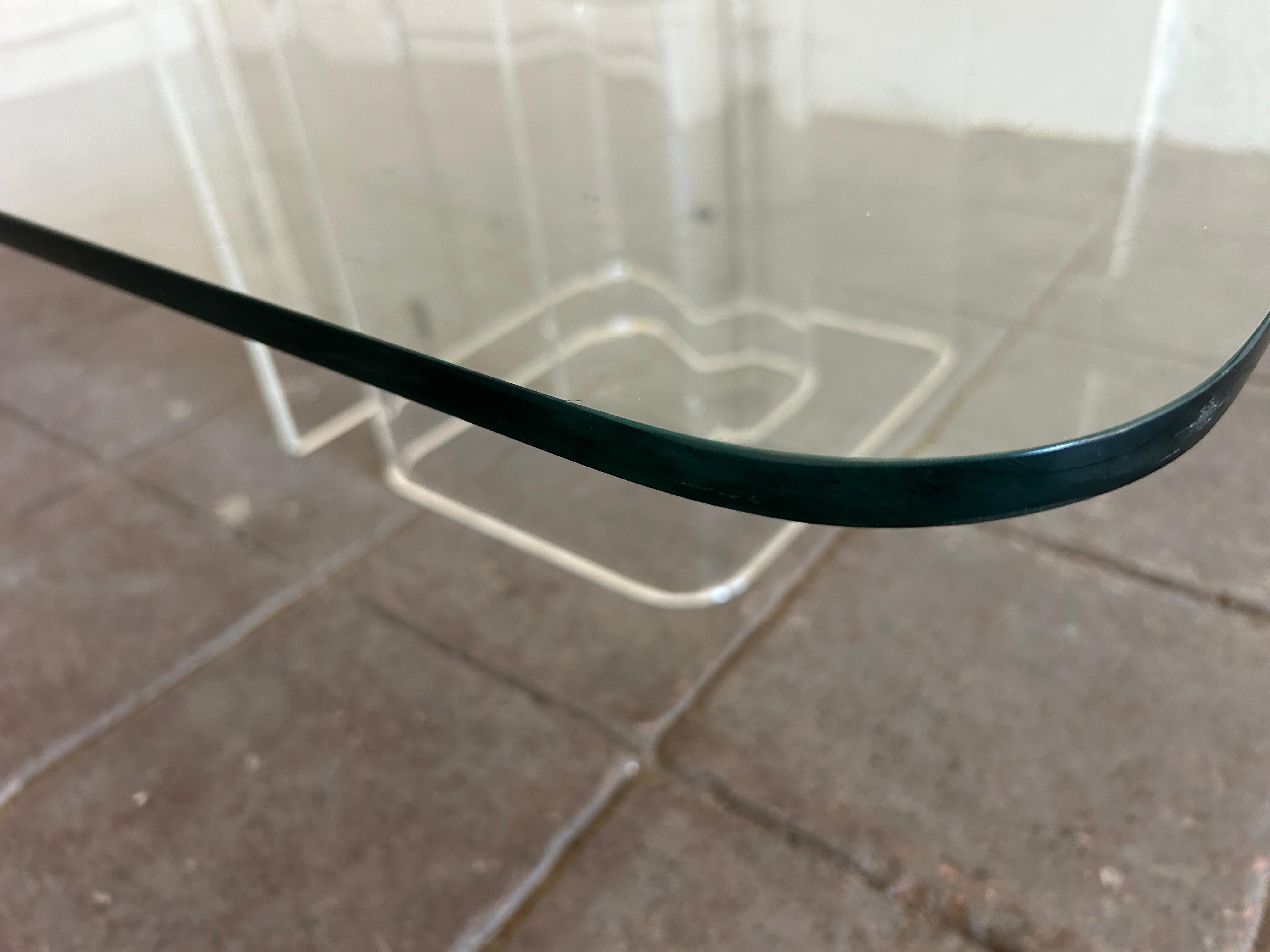 Verre Table basse à plateau en verre en forme d'escargot en lucite The Moderns en vente